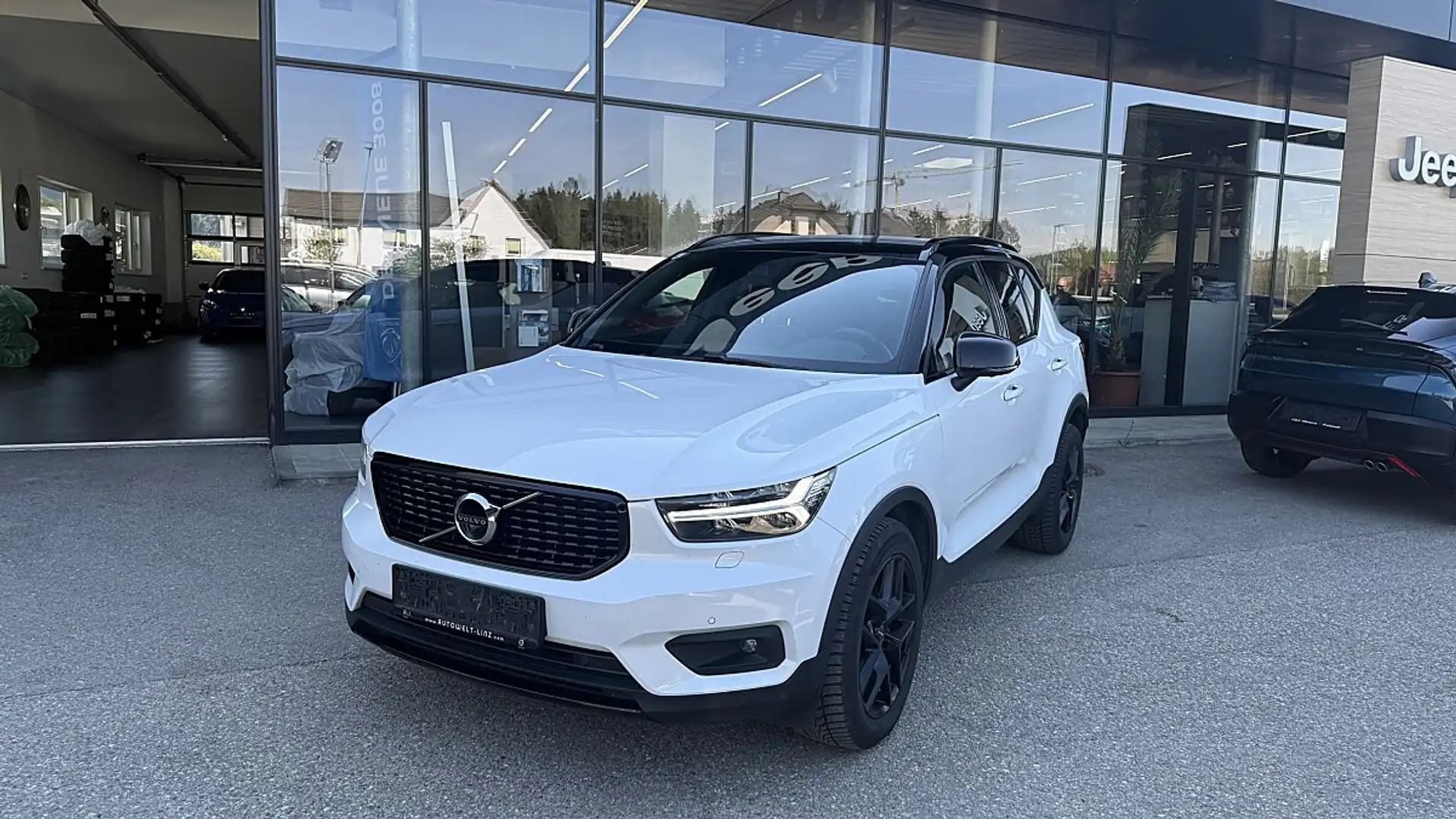 Volvo XC40 B4 AWD R-Design Geartronic Weiß - 1