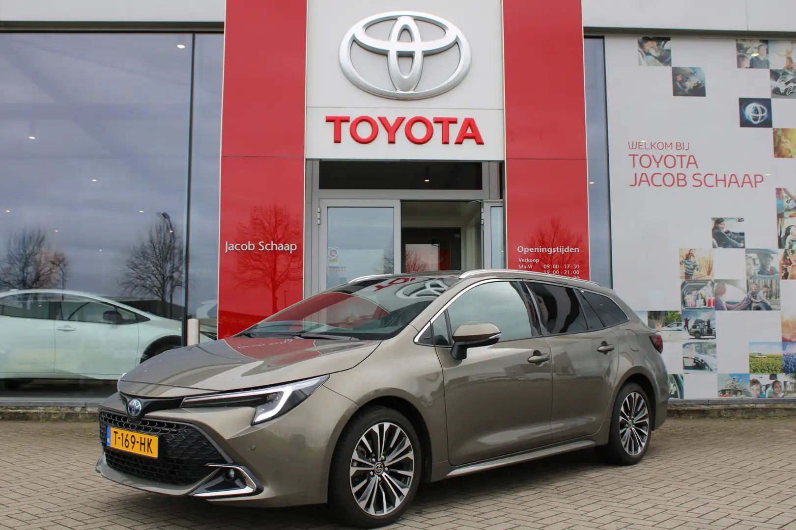 Toyota Corolla Touring Sports 1.8 Hybrid First Edition Automaat 1 Groen - 1