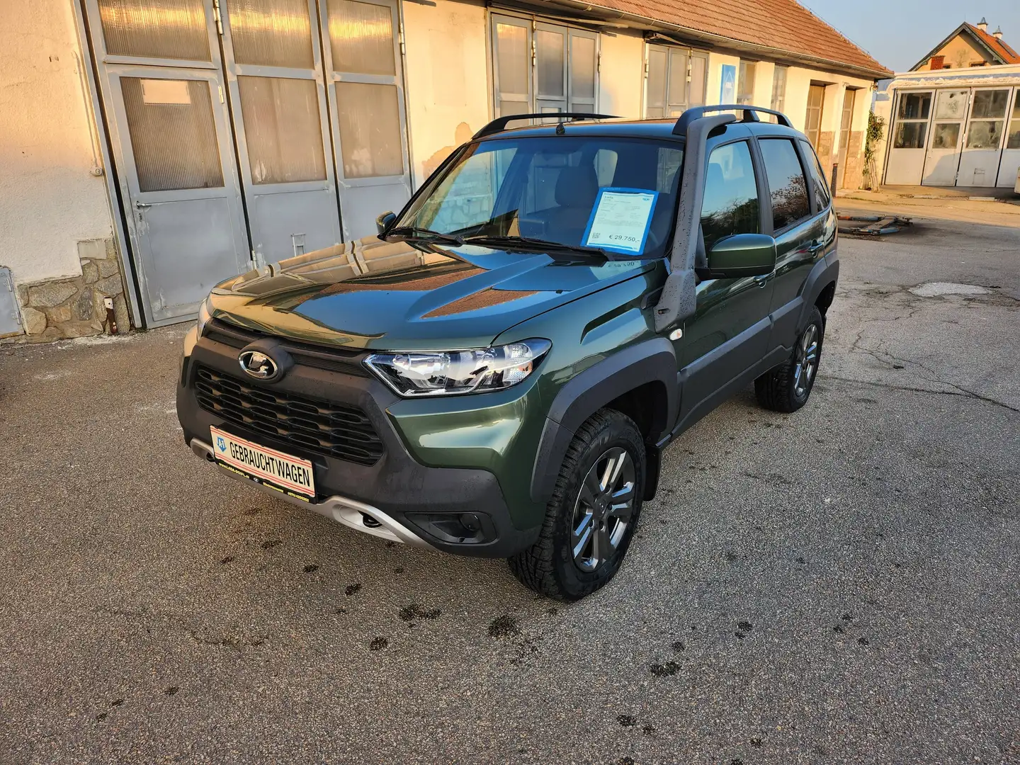 Lada Niva 4x4 Travel Grün - 1