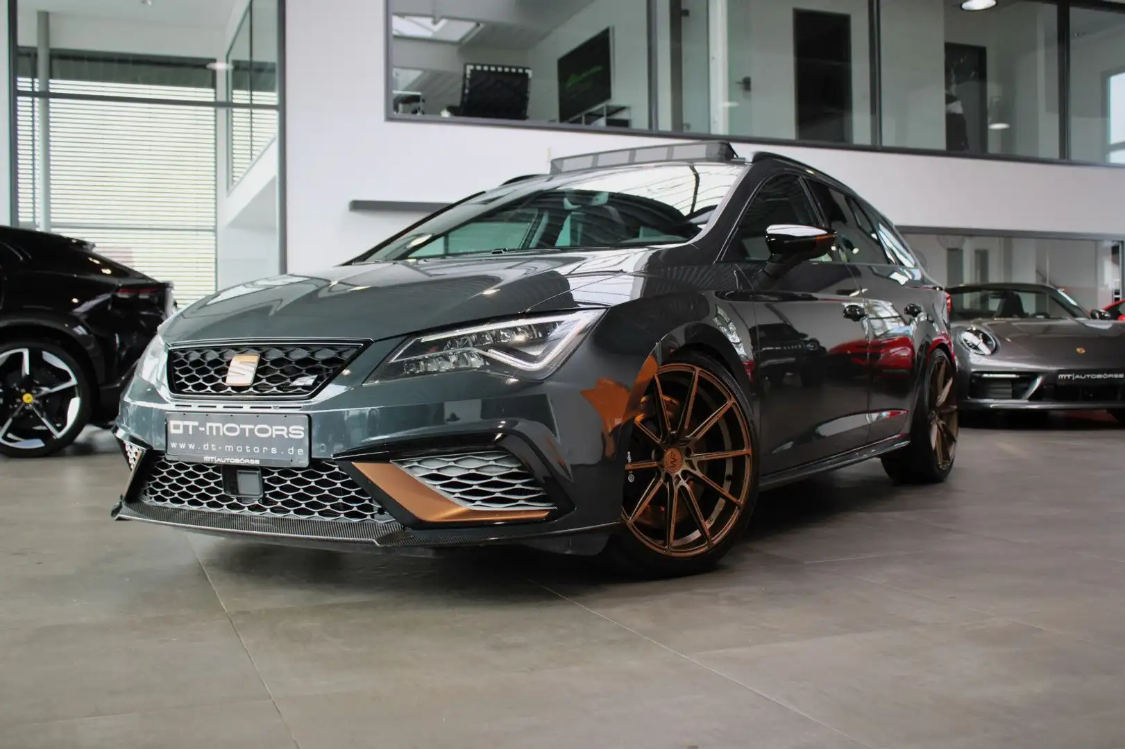 CUPRA Leon LEON CUPRA R 300 4DRIVE | EXKLUSIV | KW & 19" Schwarz - 1