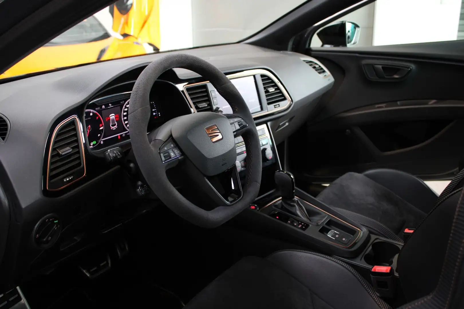 CUPRA Leon LEON CUPRA R 300 4DRIVE | EXKLUSIV | KW & 19" Schwarz - 2