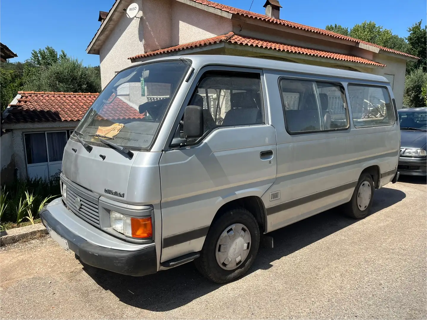 Nissan Urvan 2500 diesel export Plateado - 1