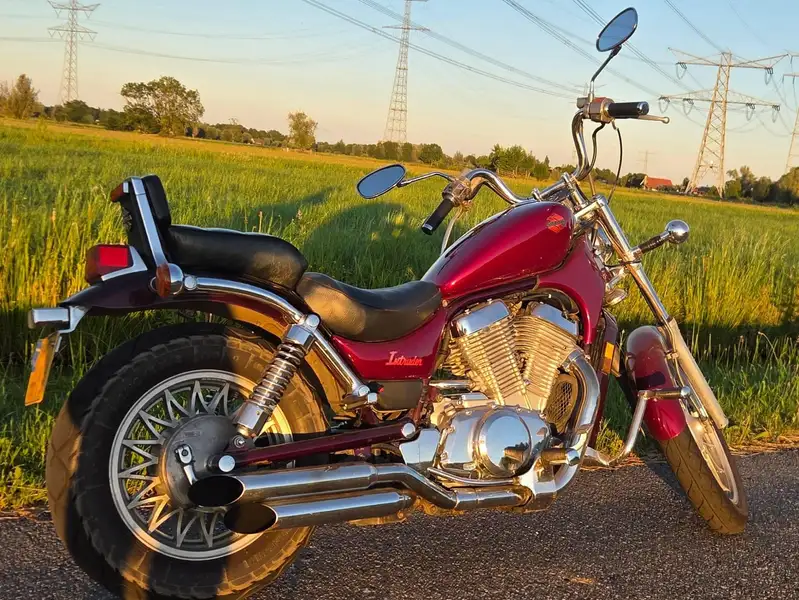 Suzuki VS 700