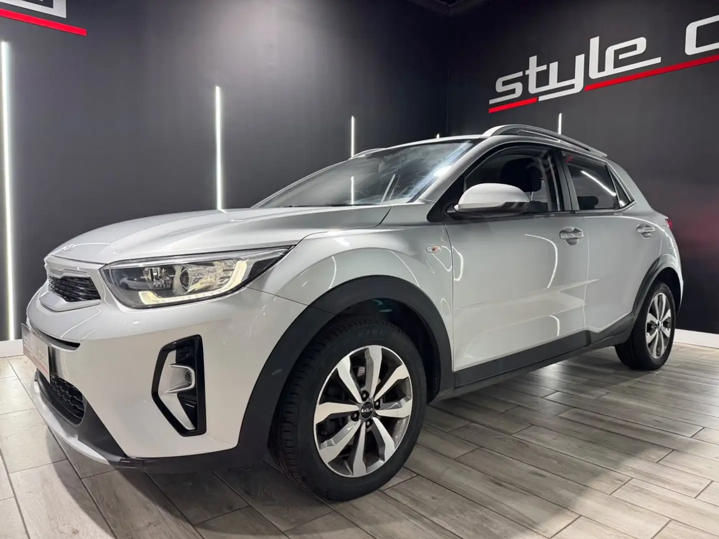 Kia Stonic 1.0 TGDi 74kW 100CV MHEV iMT Concept Gris - 1