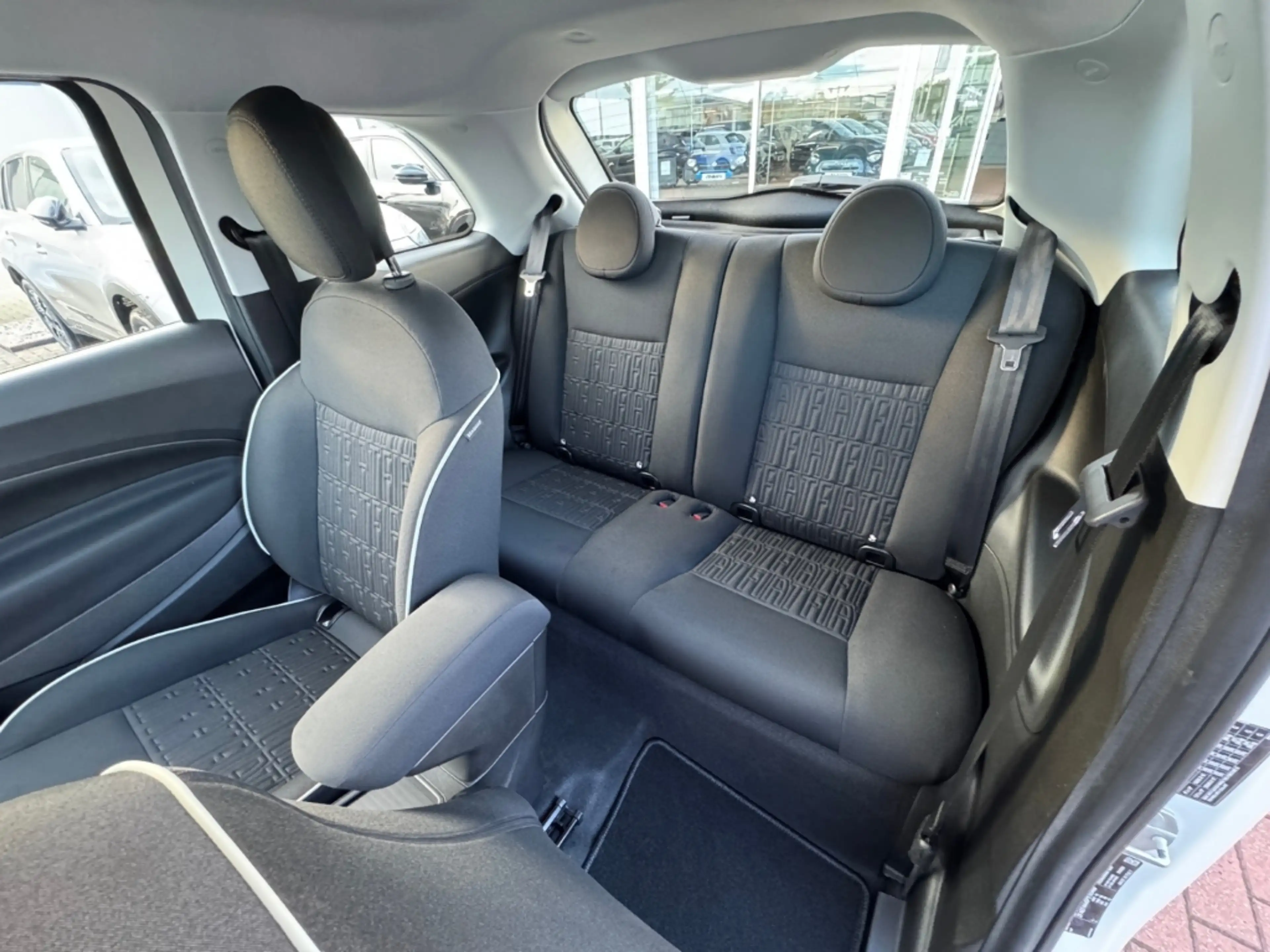 Fiat 500 +KAMERA+SITZHEIZUNG+CARPLAY+TOTWINKEL+PDC+KEYLESS+ — photo 14