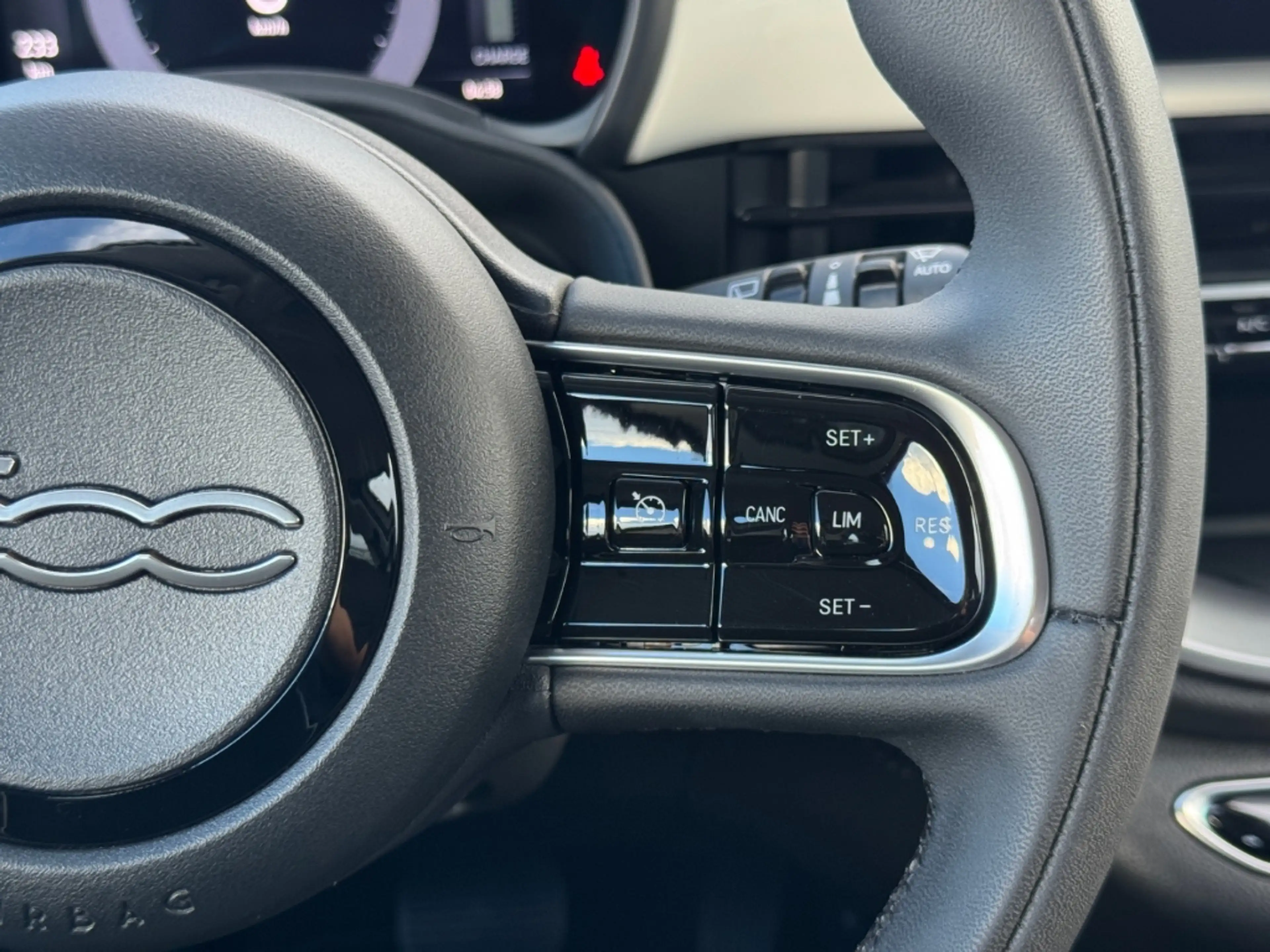 Fiat 500 +KAMERA+SITZHEIZUNG+CARPLAY+TOTWINKEL+PDC+KEYLESS+ — photo 19