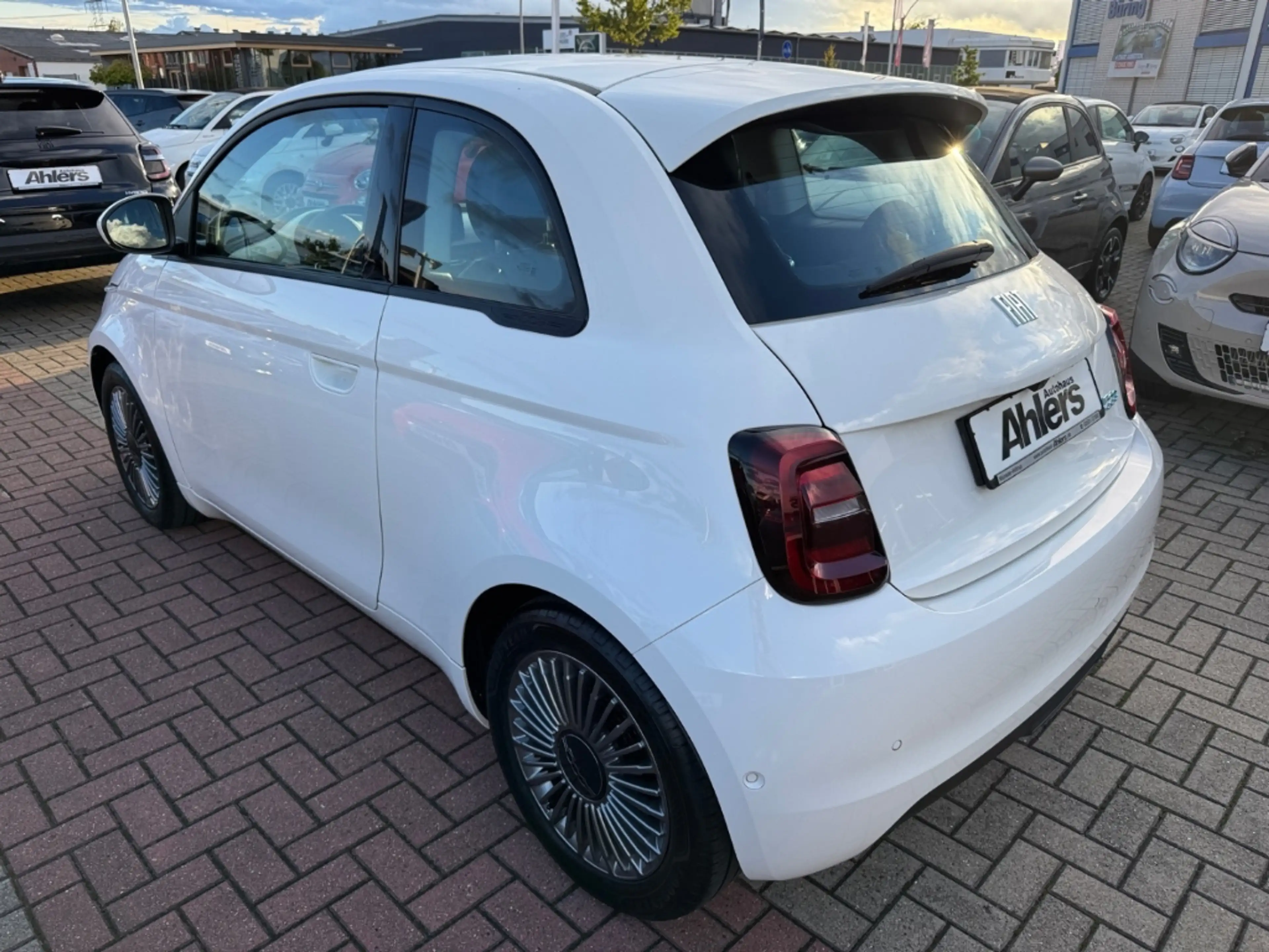 Fiat 500 +KAMERA+SITZHEIZUNG+CARPLAY+TOTWINKEL+PDC+KEYLESS+ — photo 5