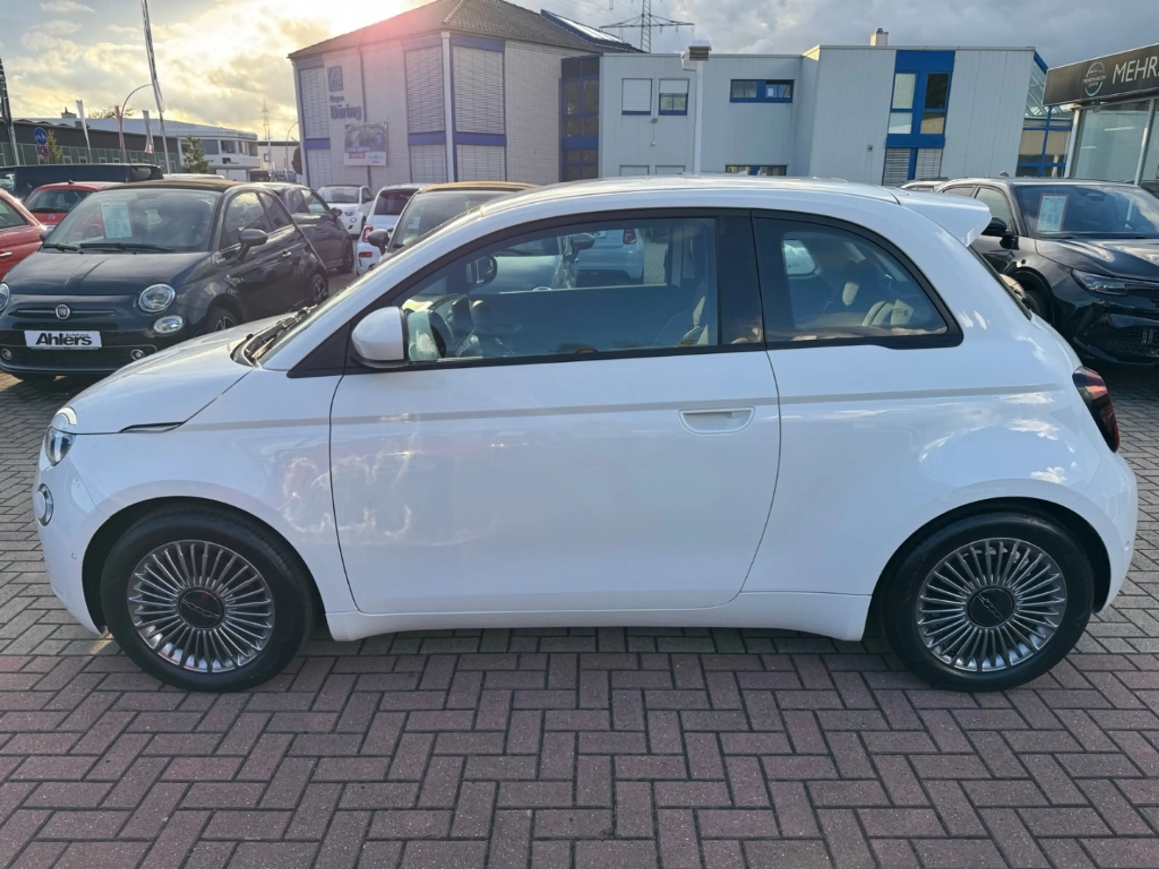 Fiat 500 +KAMERA+SITZHEIZUNG+CARPLAY+TOTWINKEL+PDC+KEYLESS+ — photo 4