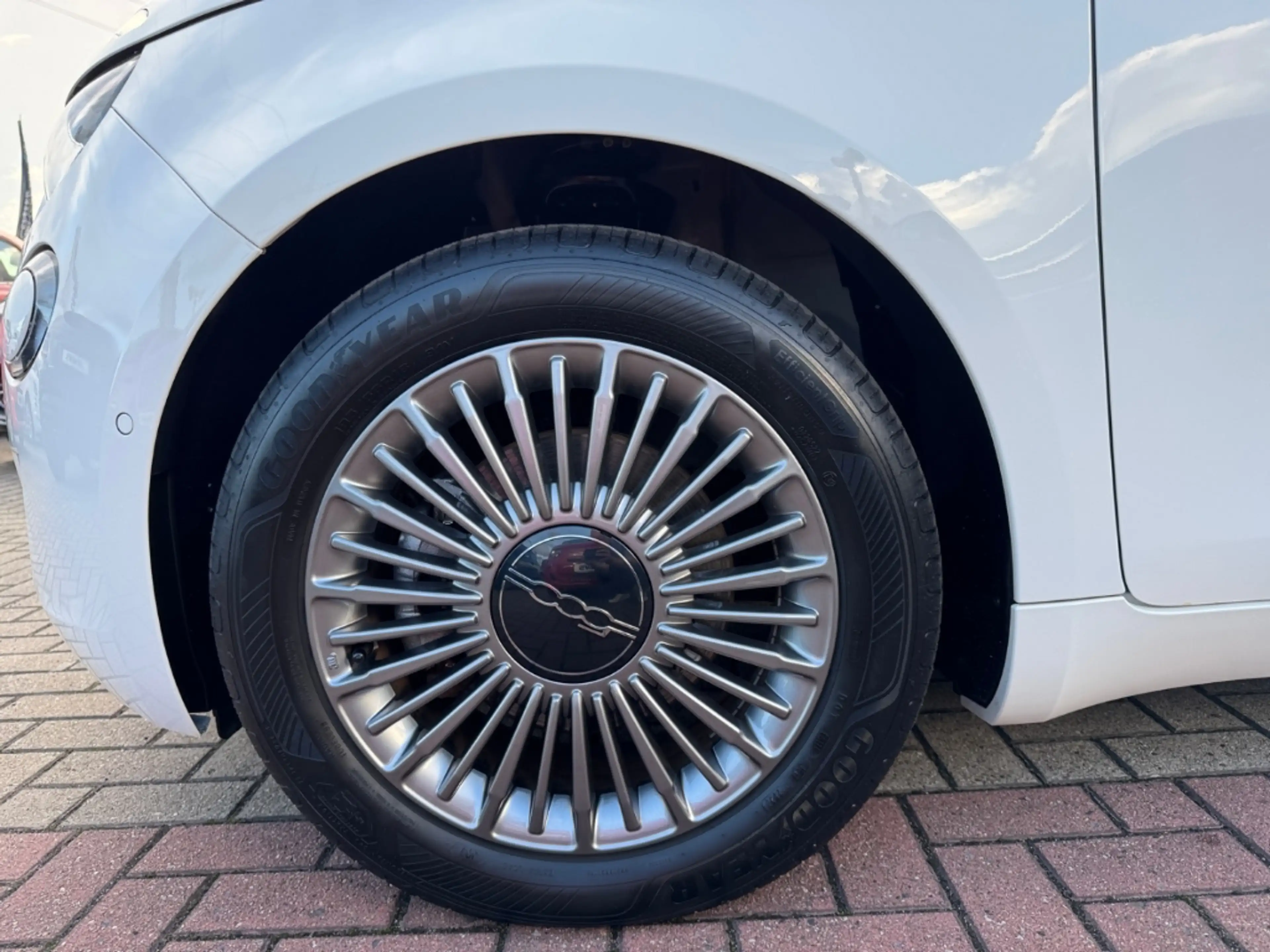 Fiat 500 +KAMERA+SITZHEIZUNG+CARPLAY+TOTWINKEL+PDC+KEYLESS+ — photo 10