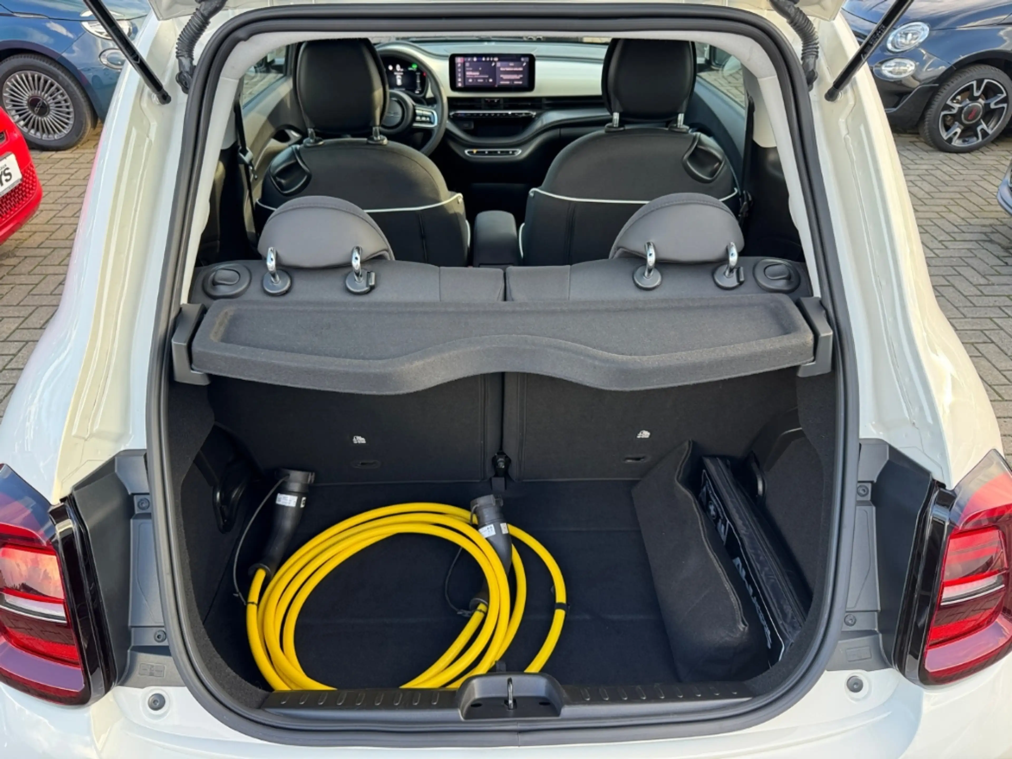 Fiat 500 +KAMERA+SITZHEIZUNG+CARPLAY+TOTWINKEL+PDC+KEYLESS+ — photo 7