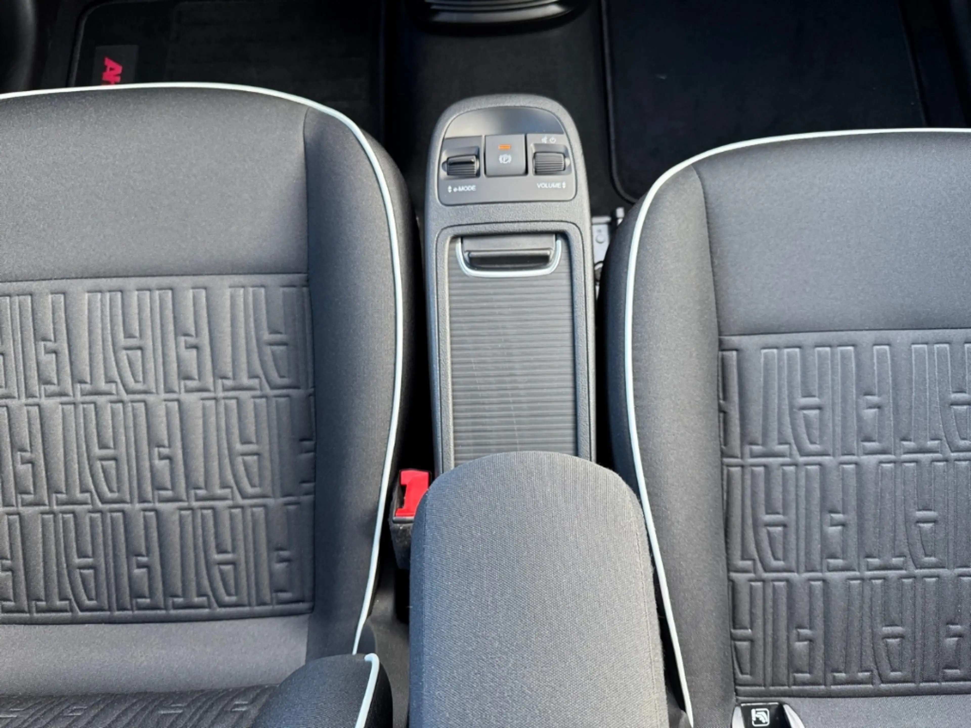 Fiat 500 +KAMERA+SITZHEIZUNG+CARPLAY+TOTWINKEL+PDC+KEYLESS+ — photo 30