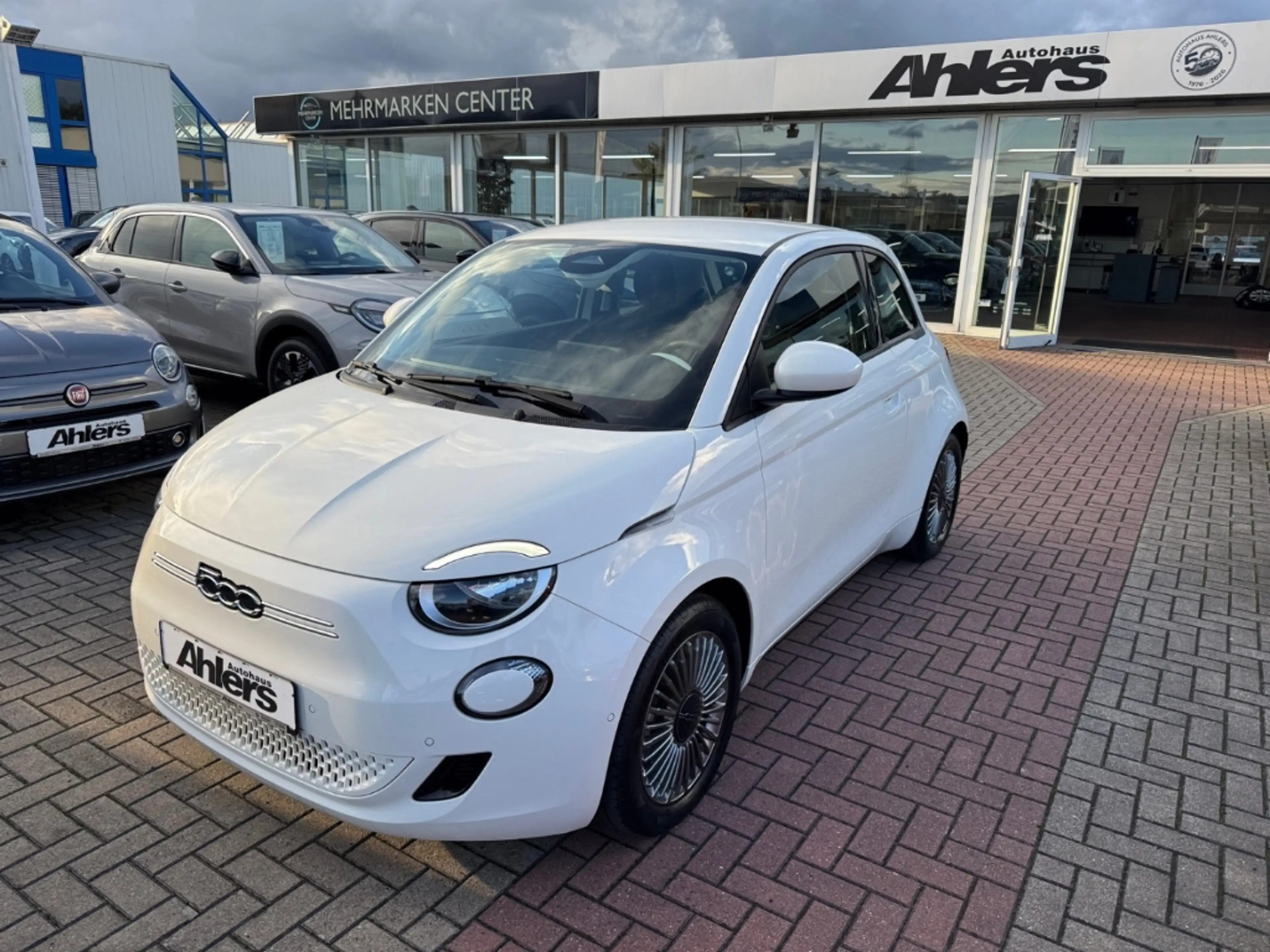 Fiat 500 +KAMERA+SITZHEIZUNG+CARPLAY+TOTWINKEL+PDC+KEYLESS+ — photo 3