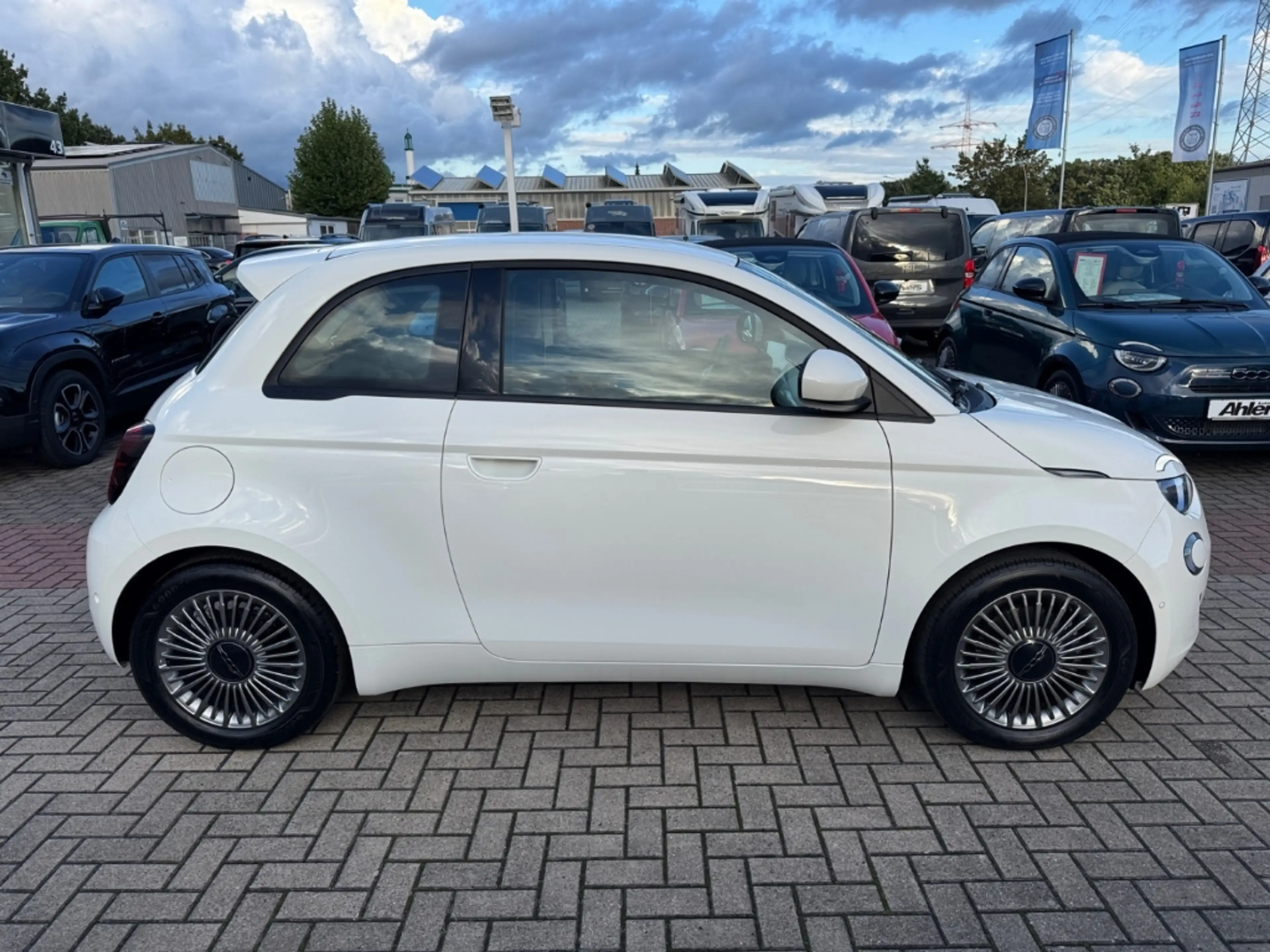 Fiat 500 +KAMERA+SITZHEIZUNG+CARPLAY+TOTWINKEL+PDC+KEYLESS+ — photo 9