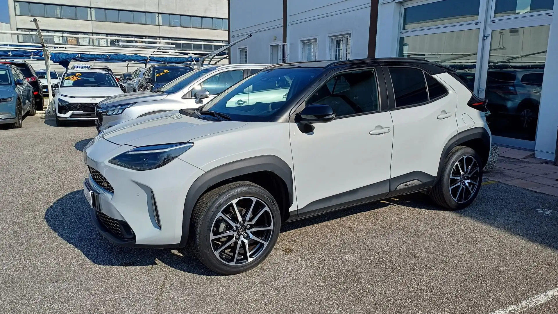 Toyota Yaris Cross 1.5 Hybrid 5p. E-CVT  GR SPORT ( NO VINCOLO FINAN Weiß - 2