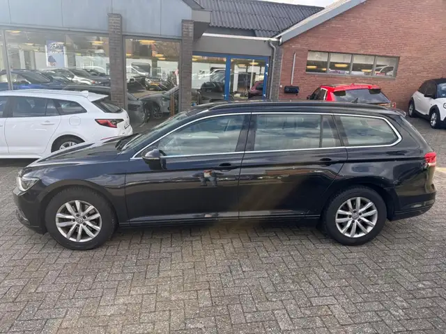 Volkswagen Passat view 3
