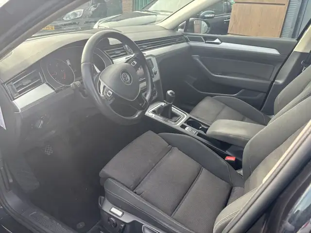 Volkswagen Passat view 11