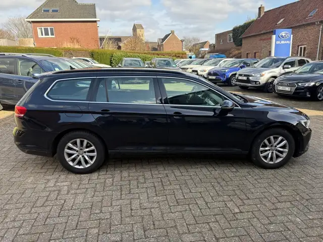 Volkswagen Passat view 4