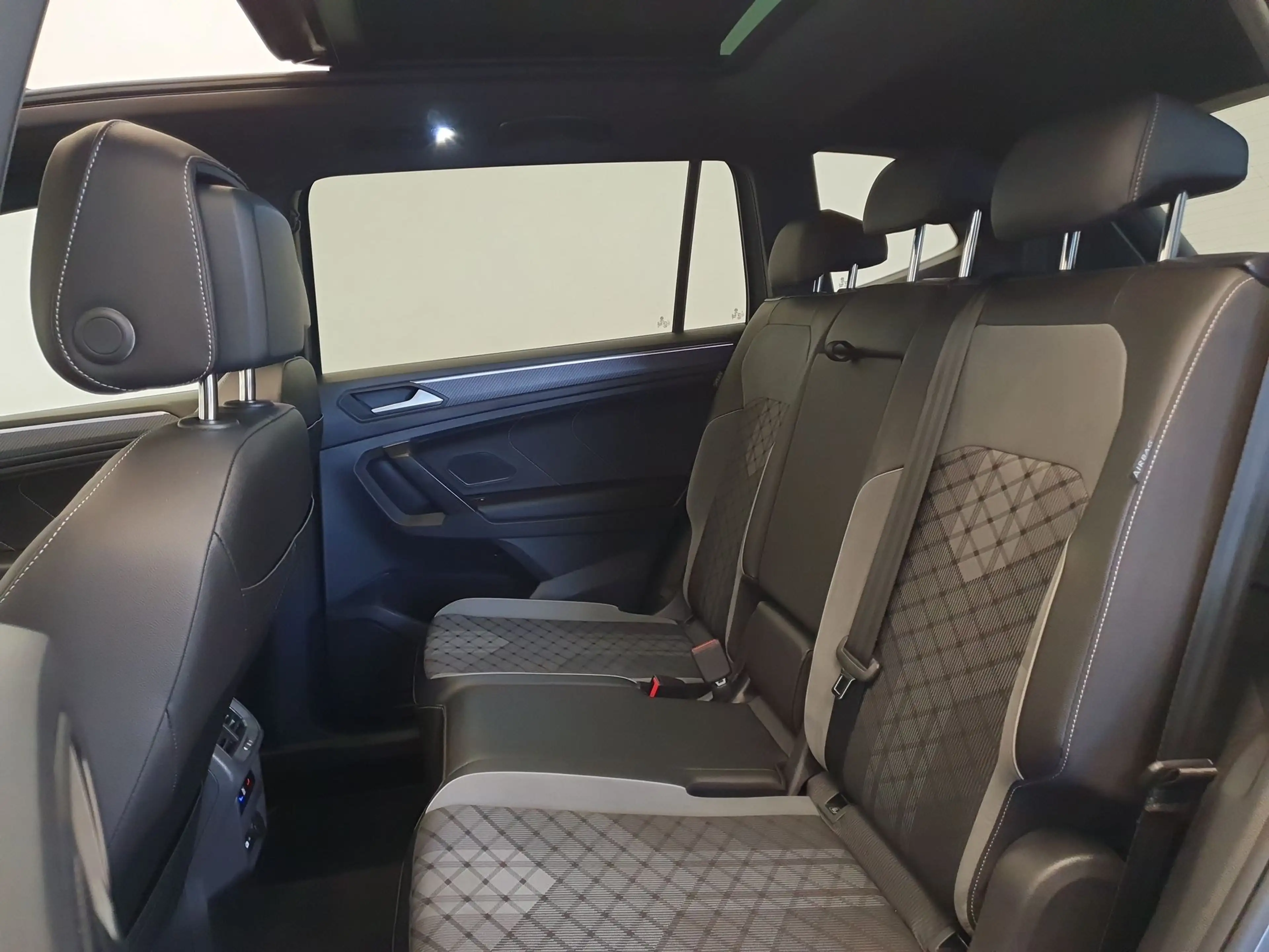 Volkswagen Tiguan Allspace 1.5 TSI R-Line Business+ 7p. Panoramadak, Headup — photo 25