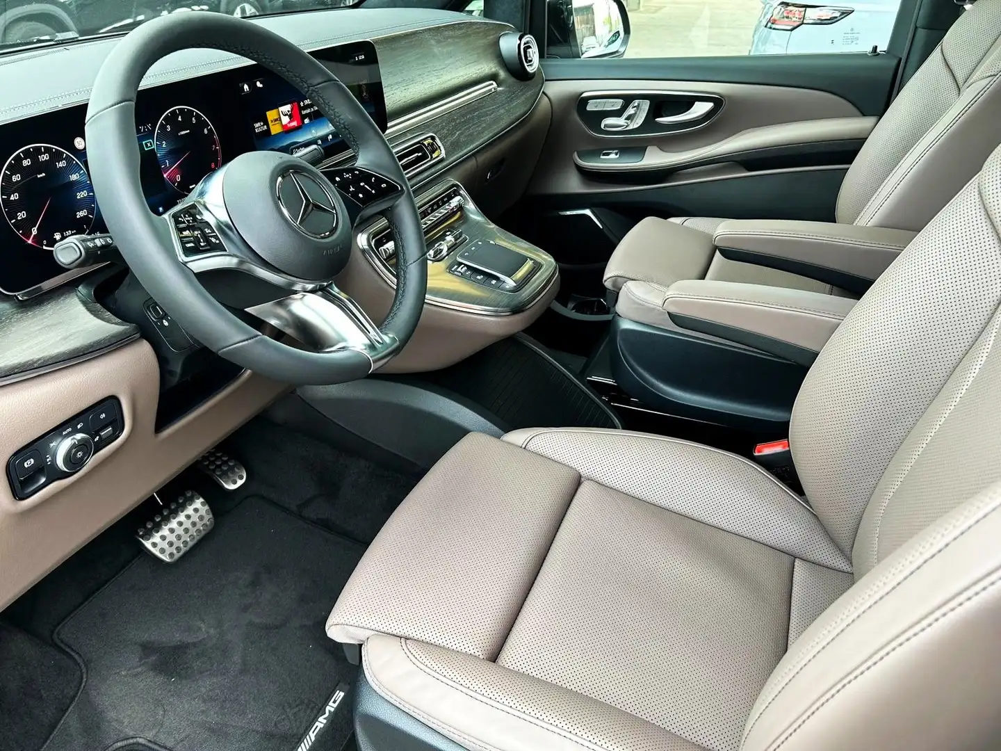 Mercedes-Benz V 300 Lang *EXCLUSIVE* AMG-LINE *PANO* WIE NEU * Schwarz - 2