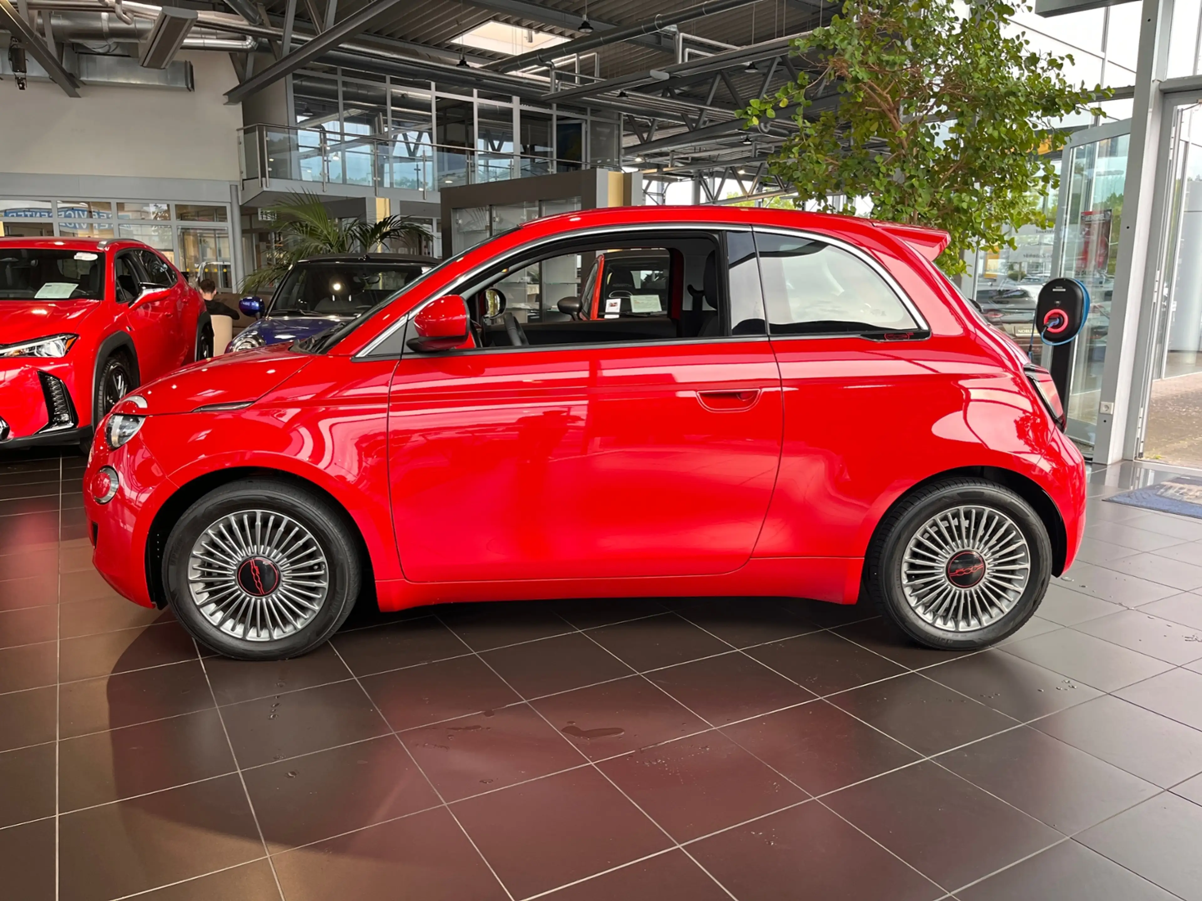 Fiat 500e 42 kWh Akku Red NAVI KLIMA — photo 4