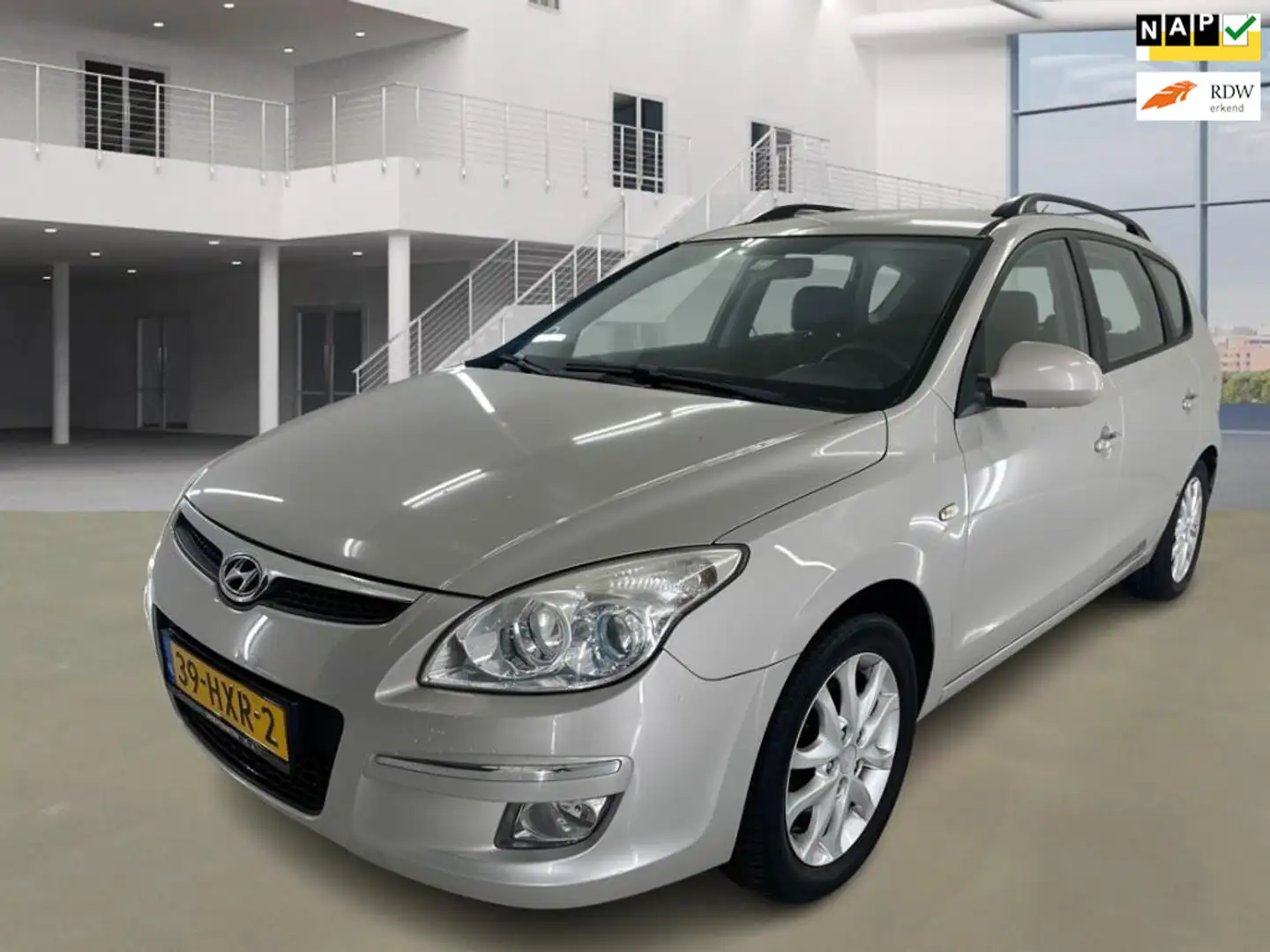 Hyundai i30 CW 1.6i Dynamic Business Gri - 1
