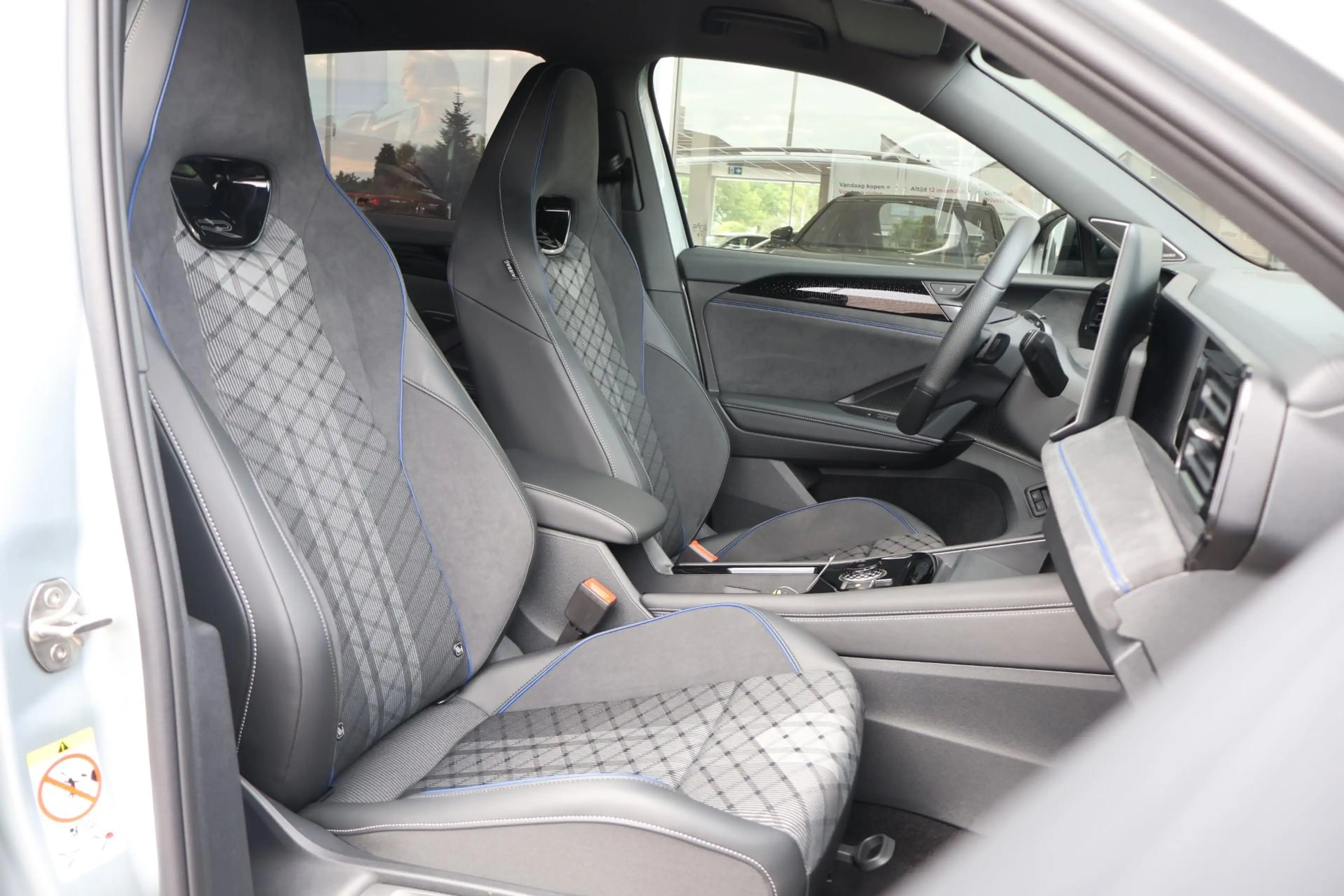 Volkswagen Tiguan 1.5 eHybrid 272pk R-Line | SoH 100% | Trekhaak | 3 — photo 4