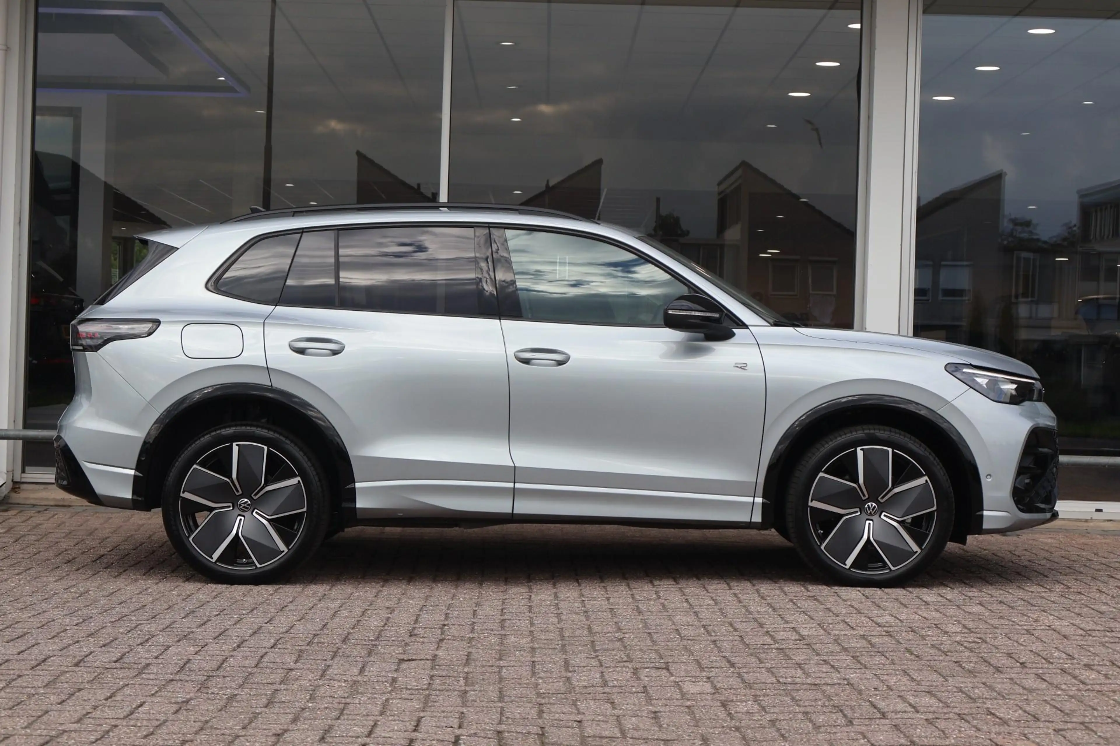 Volkswagen Tiguan 1.5 eHybrid 272pk R-Line | SoH 100% | Trekhaak | 3 — photo 3