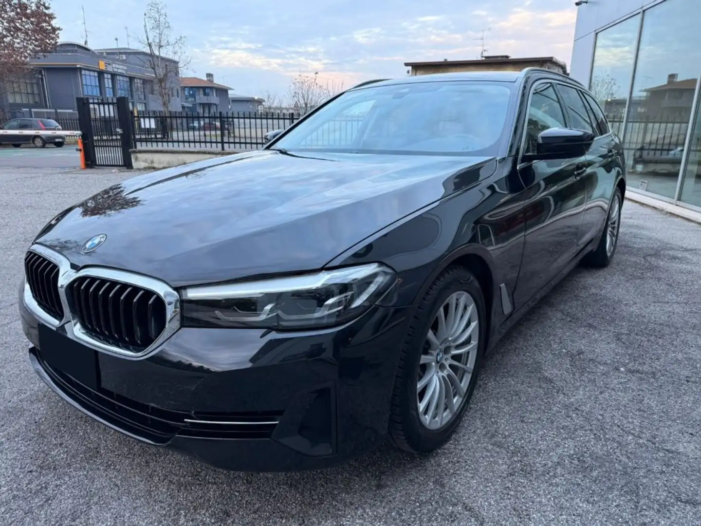 BMW 520 d 48V Touring Business Schwarz - 1