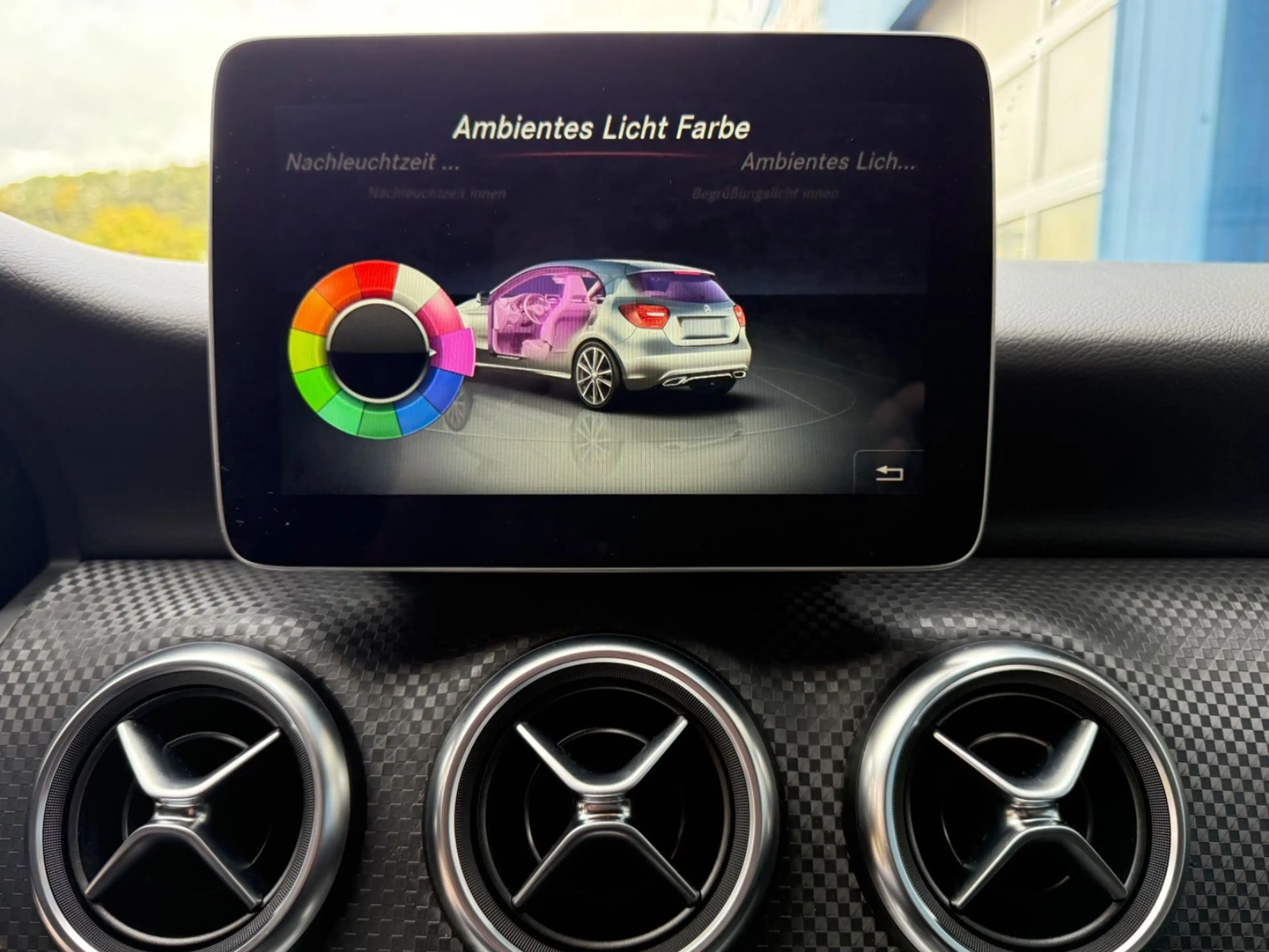 Mercedes-Benz A 250 Urban 7G-DCT/NAVI/LED/SHZ/NIGHT/AMBIENTE — photo 32