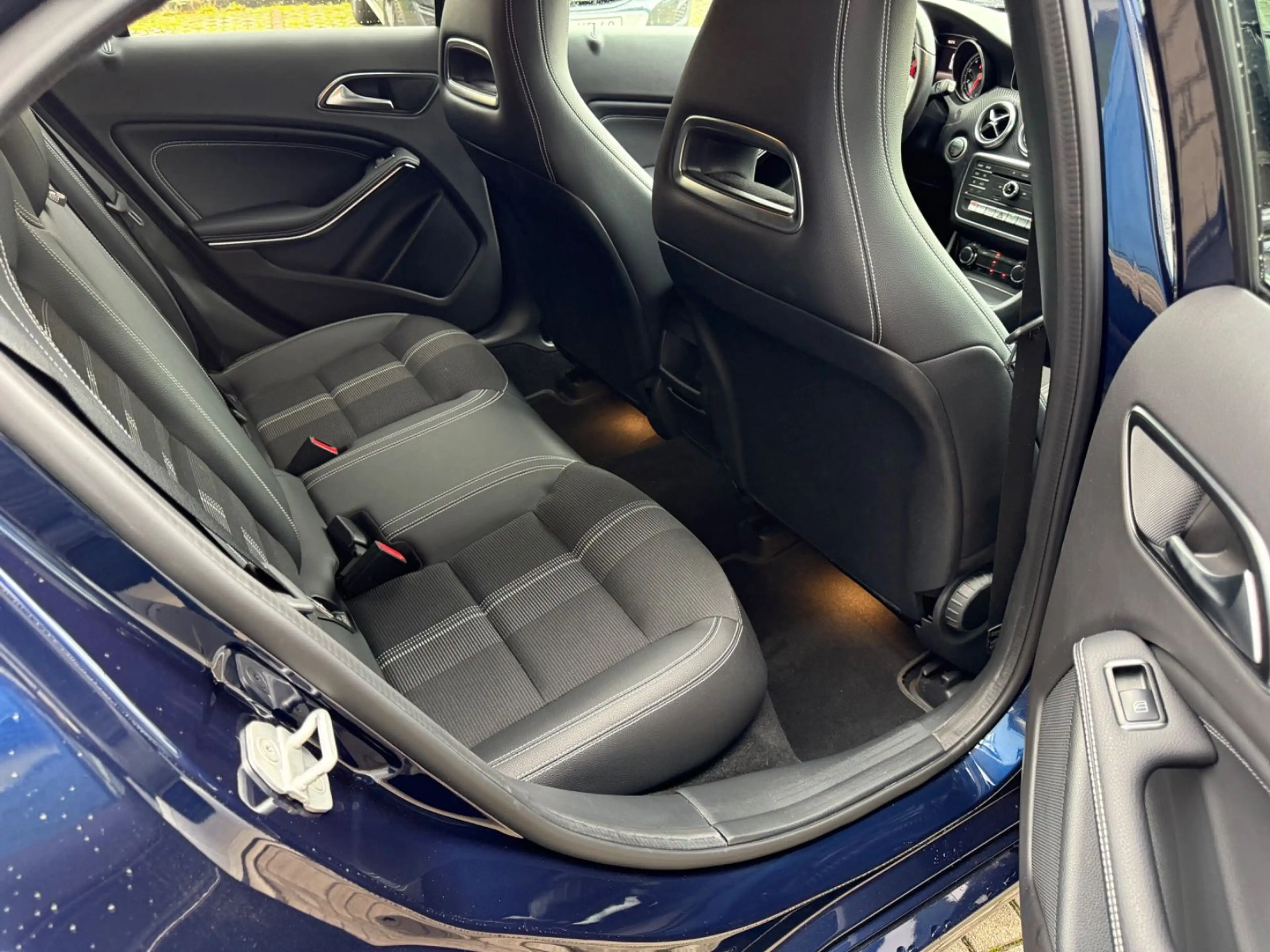 Mercedes-Benz A 250 Urban 7G-DCT/NAVI/LED/SHZ/NIGHT/AMBIENTE — photo 35