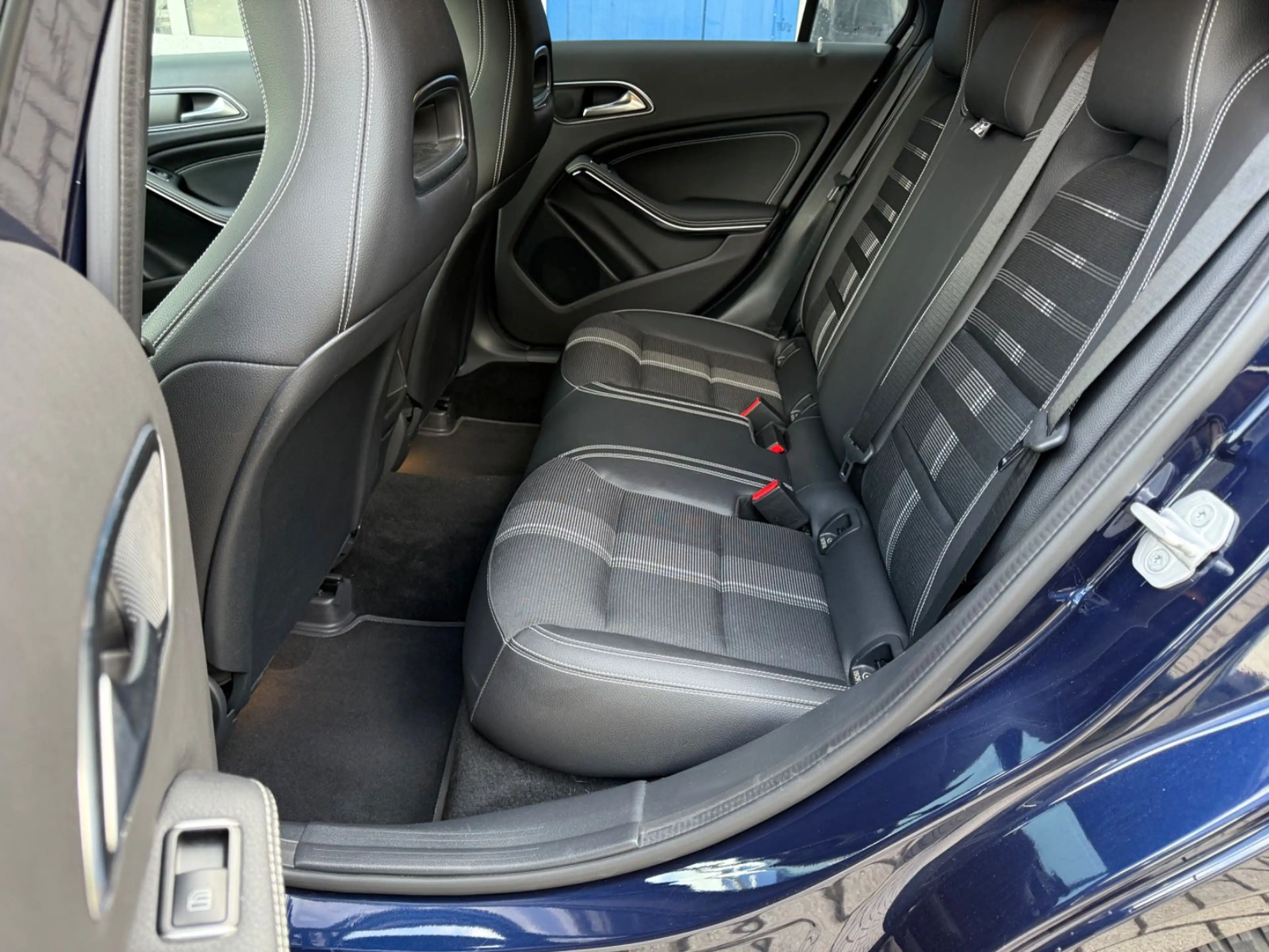 Mercedes-Benz A 250 Urban 7G-DCT/NAVI/LED/SHZ/NIGHT/AMBIENTE — photo 20