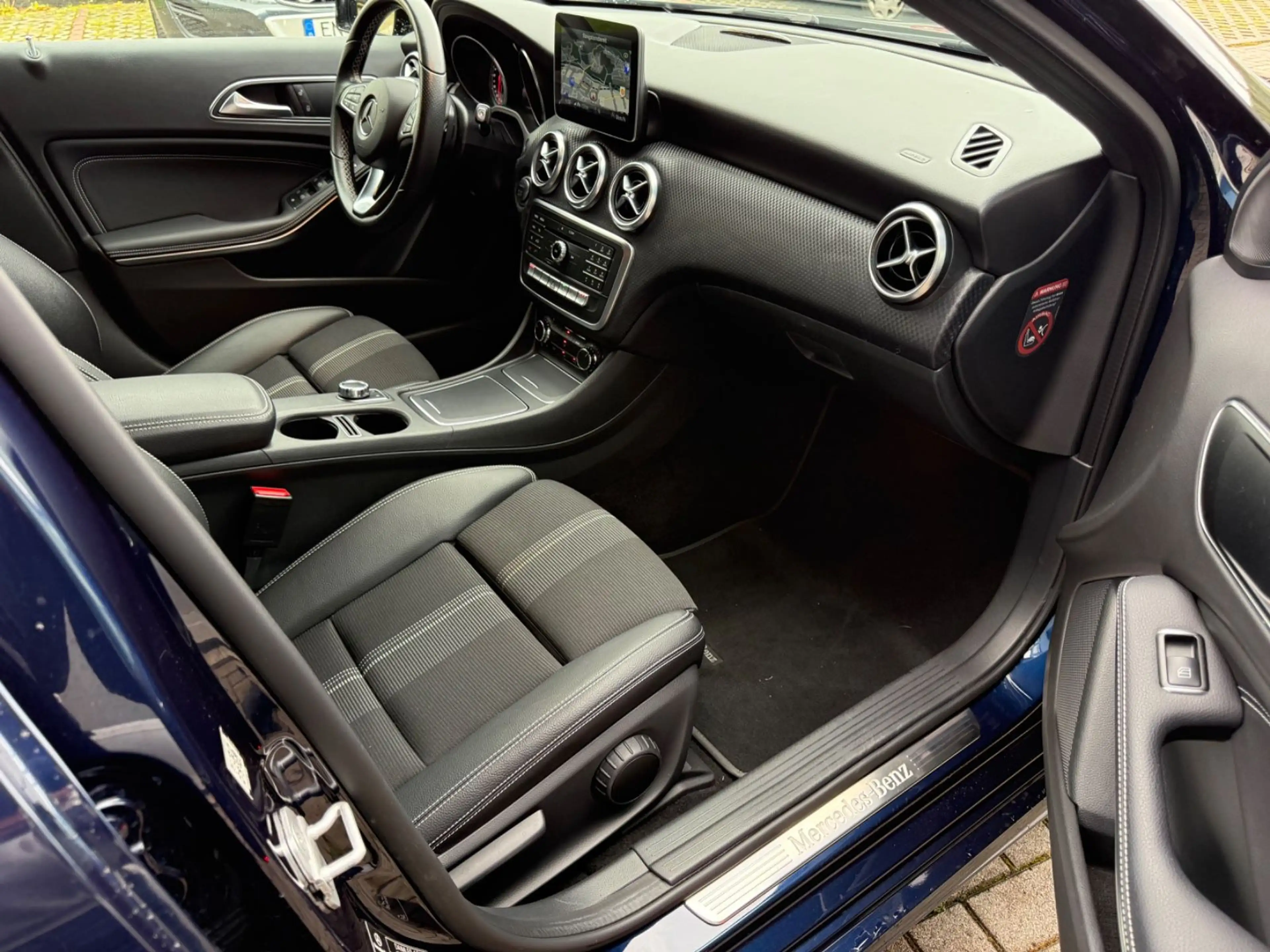 Mercedes-Benz A 250 Urban 7G-DCT/NAVI/LED/SHZ/NIGHT/AMBIENTE — photo 37