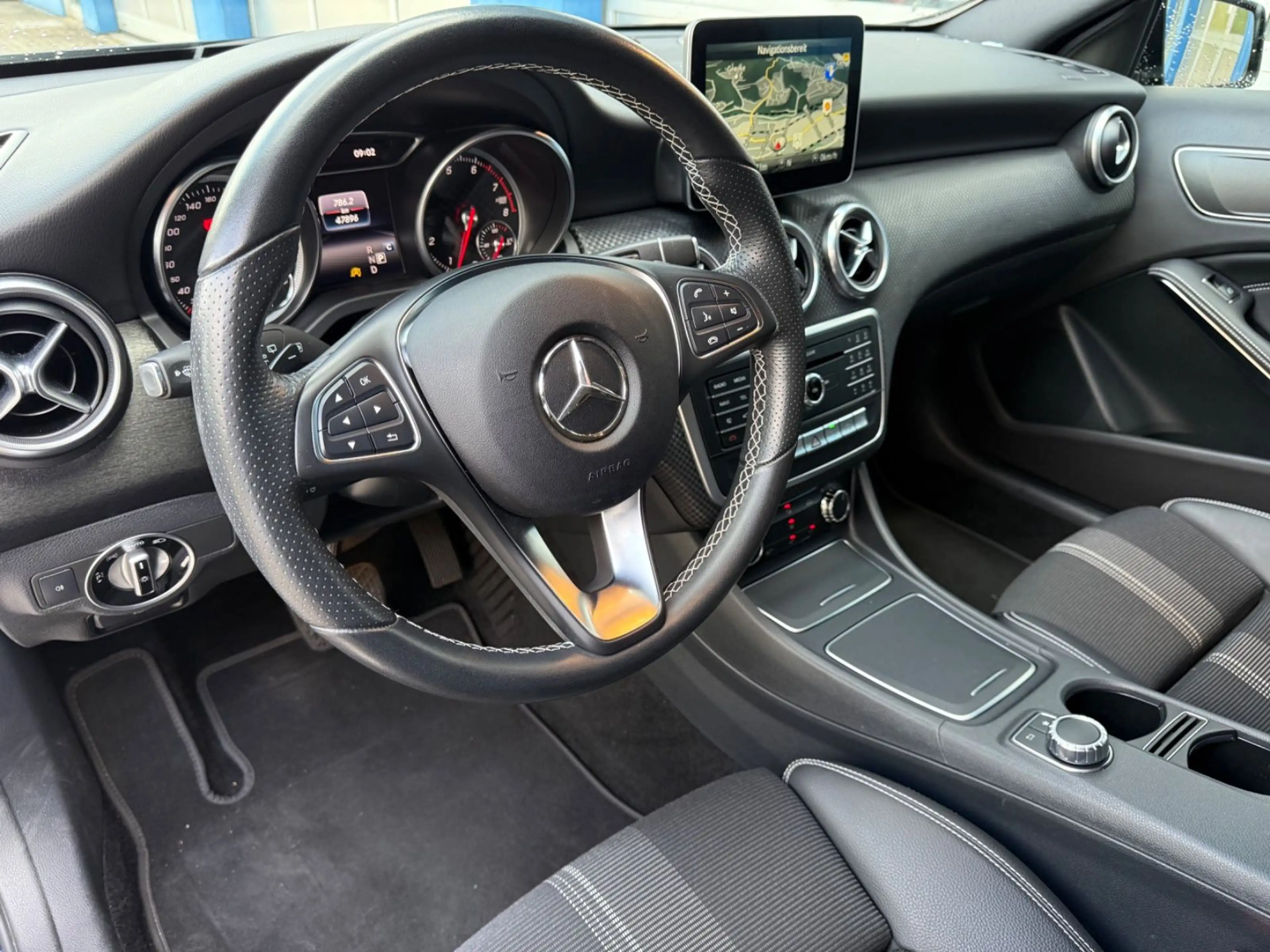 Mercedes-Benz A 250 Urban 7G-DCT/NAVI/LED/SHZ/NIGHT/AMBIENTE — photo 18