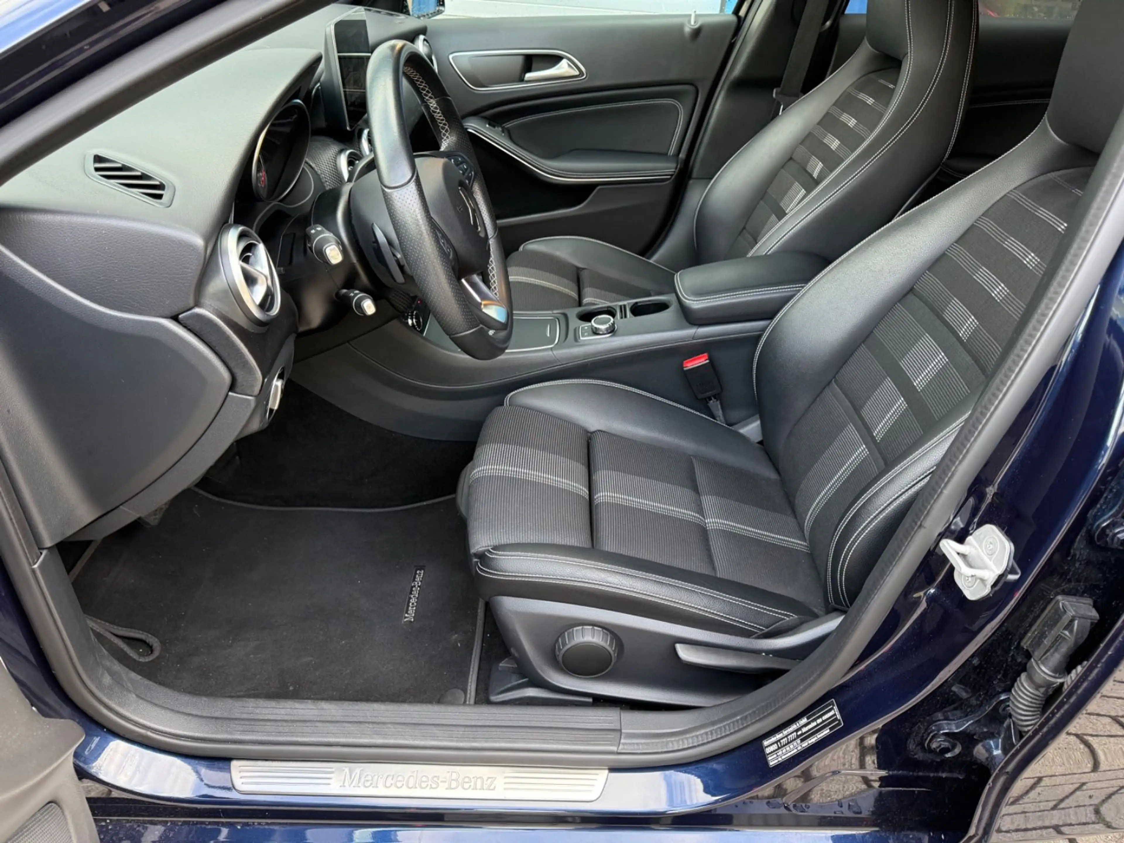 Mercedes-Benz A 250 Urban 7G-DCT/NAVI/LED/SHZ/NIGHT/AMBIENTE — photo 14
