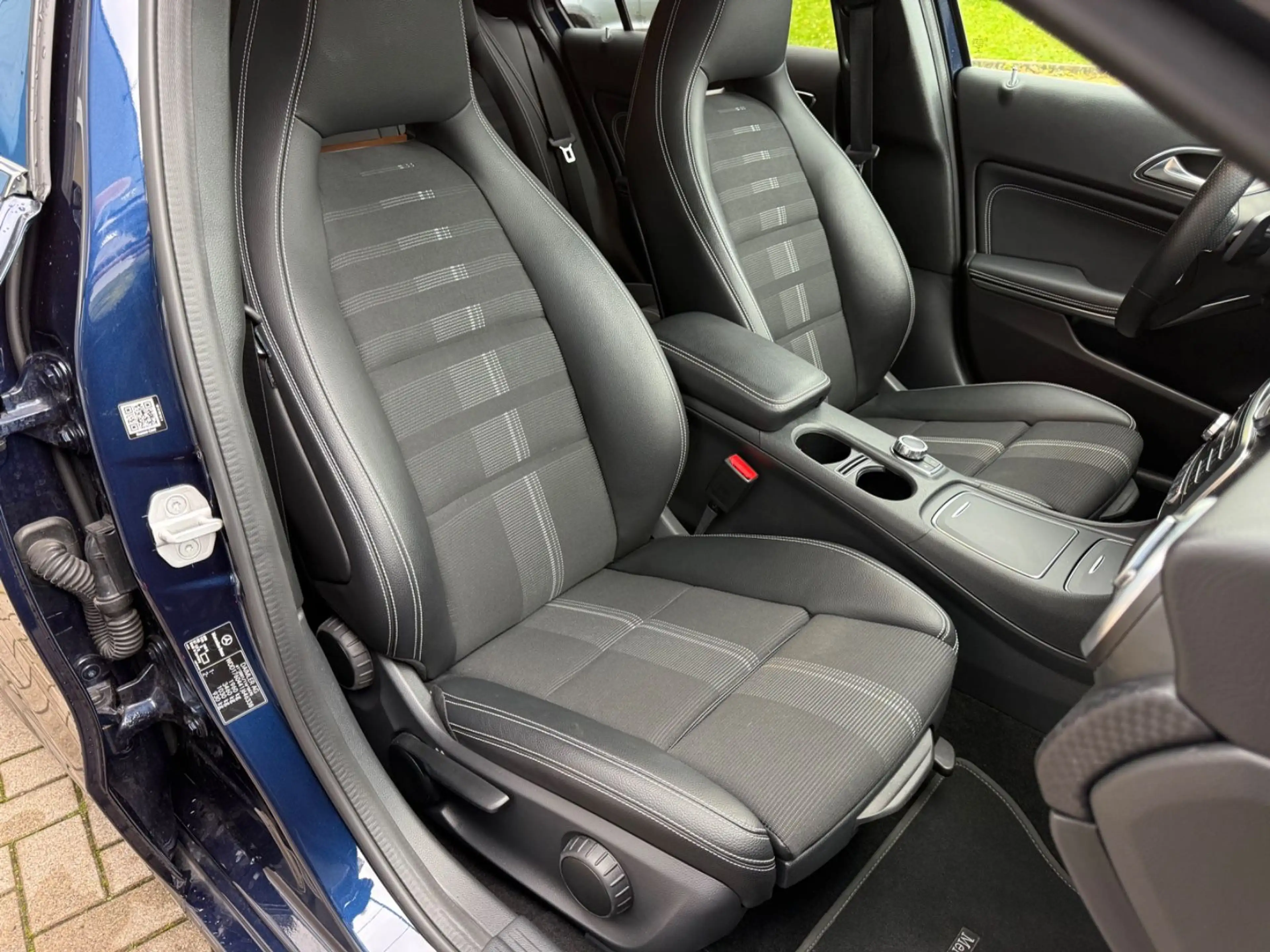 Mercedes-Benz A 250 Urban 7G-DCT/NAVI/LED/SHZ/NIGHT/AMBIENTE — photo 39