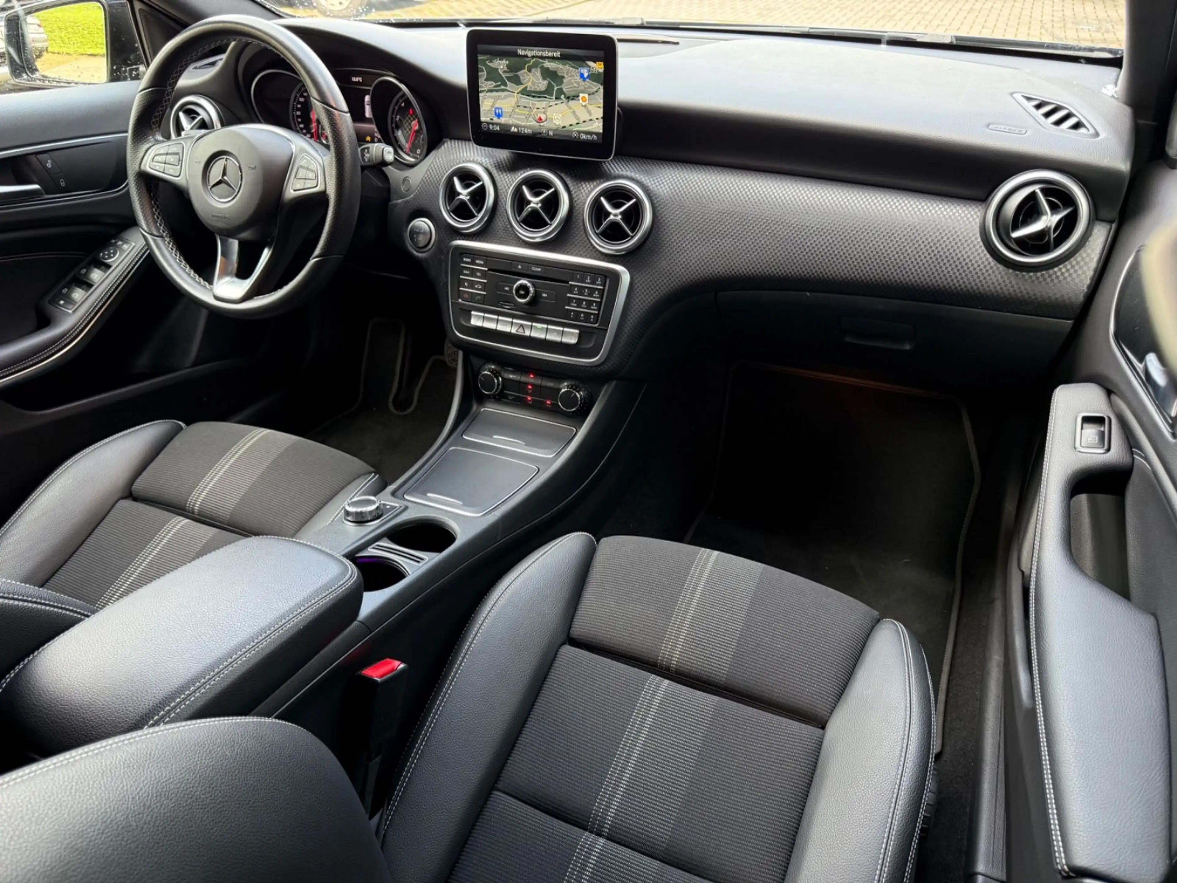 Mercedes-Benz A 250 Urban 7G-DCT/NAVI/LED/SHZ/NIGHT/AMBIENTE — photo 23