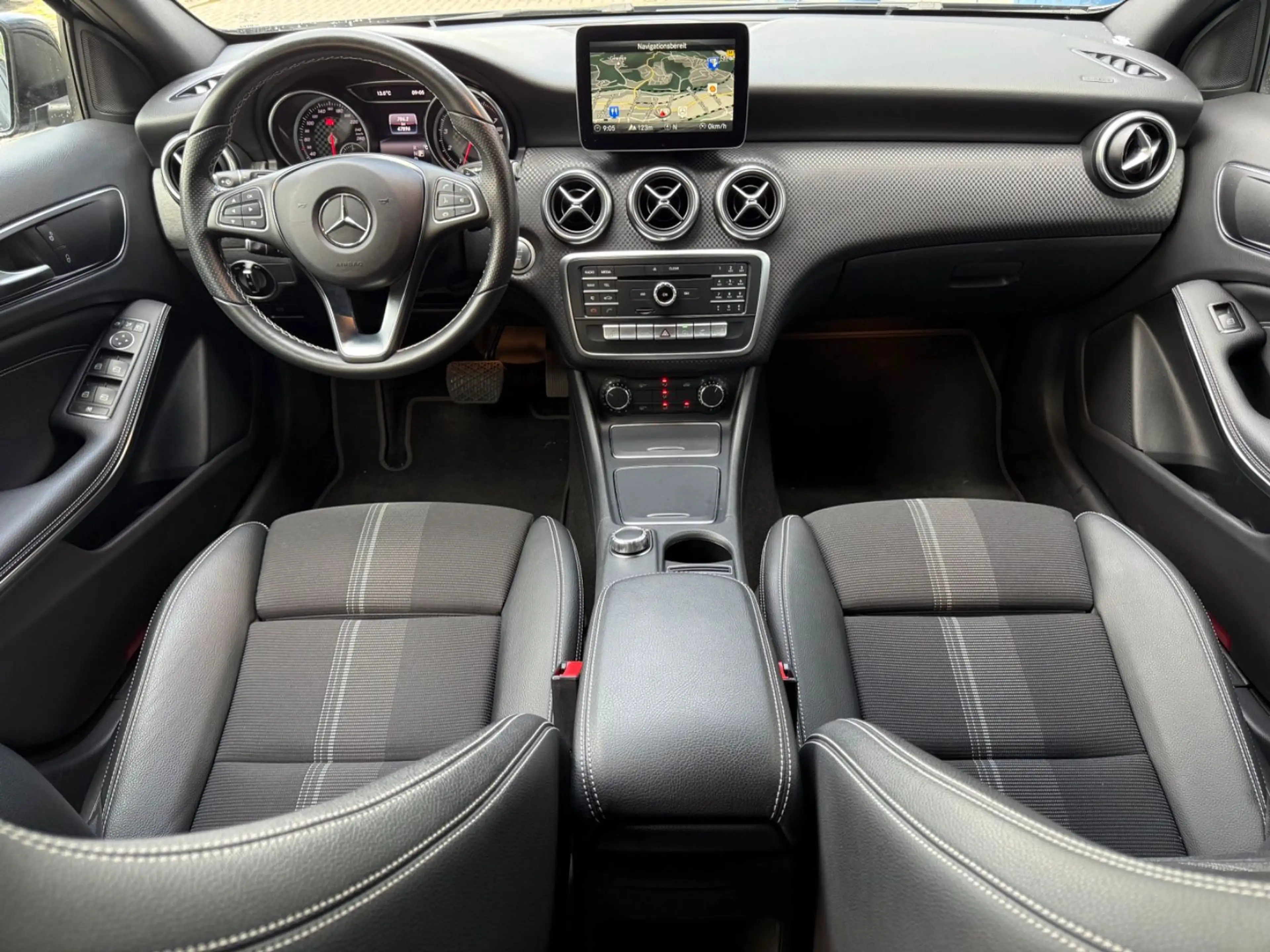 Mercedes-Benz A 250 Urban 7G-DCT/NAVI/LED/SHZ/NIGHT/AMBIENTE — photo 25
