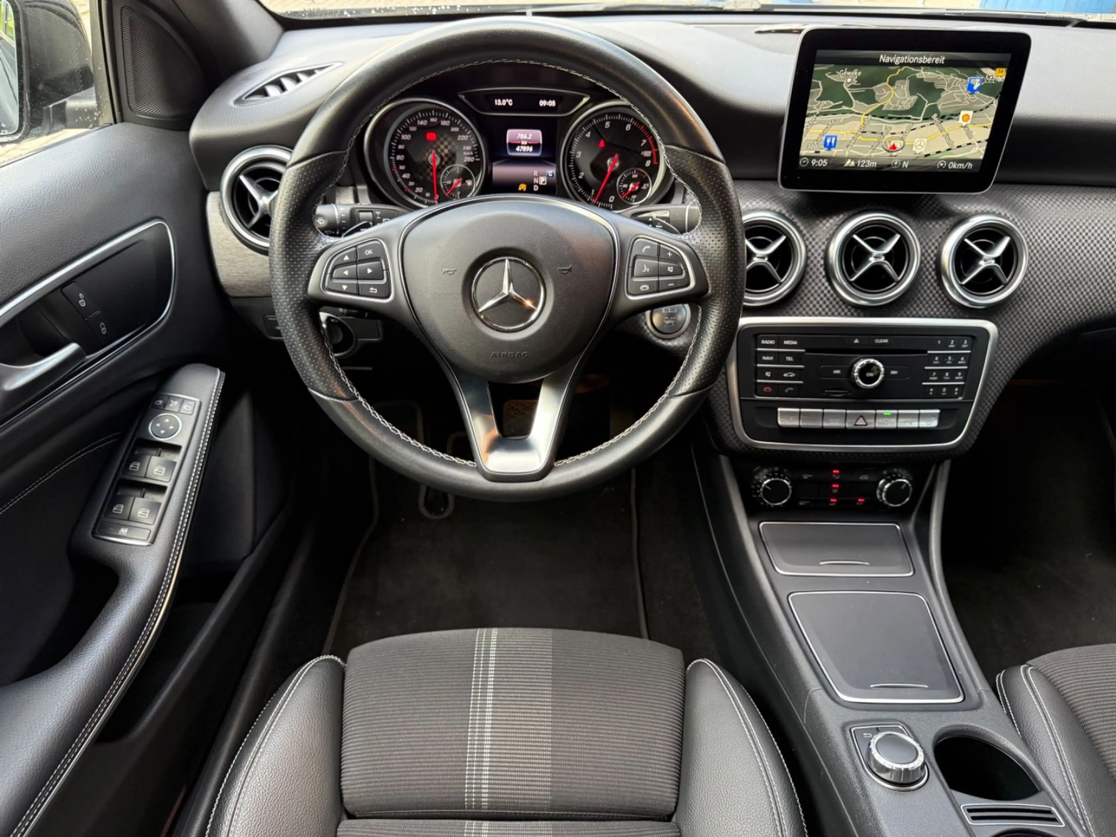 Mercedes-Benz A 250 Urban 7G-DCT/NAVI/LED/SHZ/NIGHT/AMBIENTE — photo 24