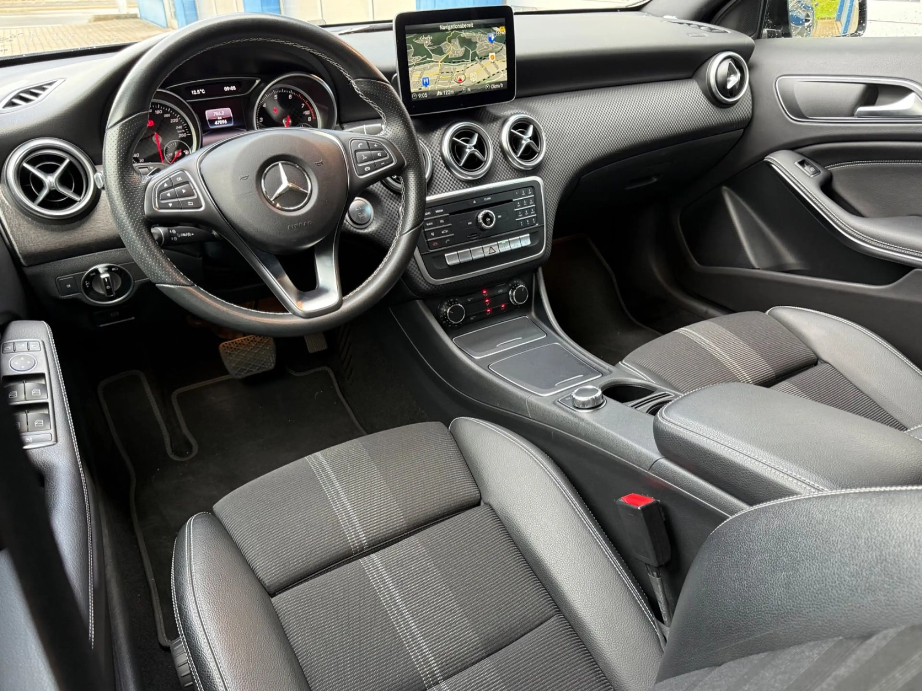 Mercedes-Benz A 250 Urban 7G-DCT/NAVI/LED/SHZ/NIGHT/AMBIENTE — photo 27