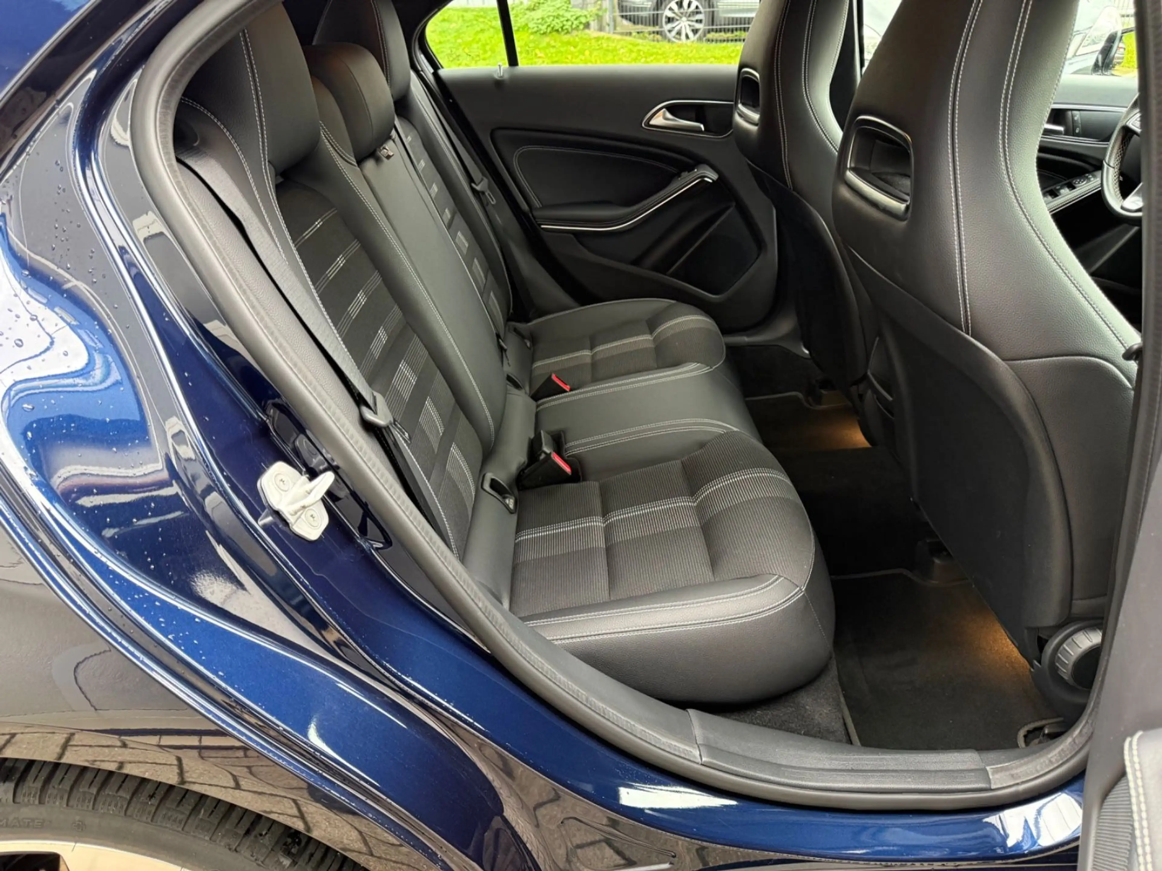 Mercedes-Benz A 250 Urban 7G-DCT/NAVI/LED/SHZ/NIGHT/AMBIENTE — photo 36