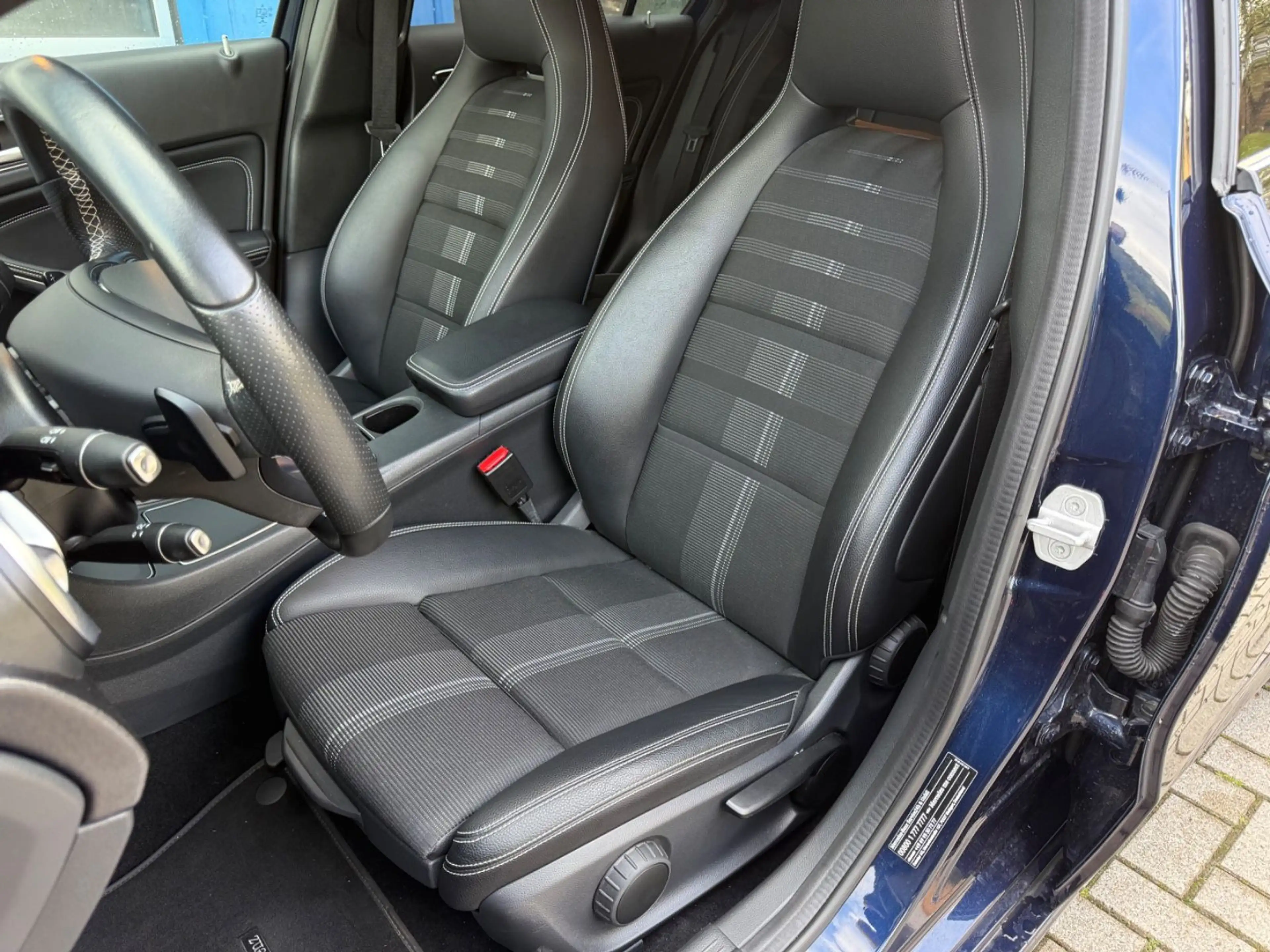 Mercedes-Benz A 250 Urban 7G-DCT/NAVI/LED/SHZ/NIGHT/AMBIENTE — photo 15