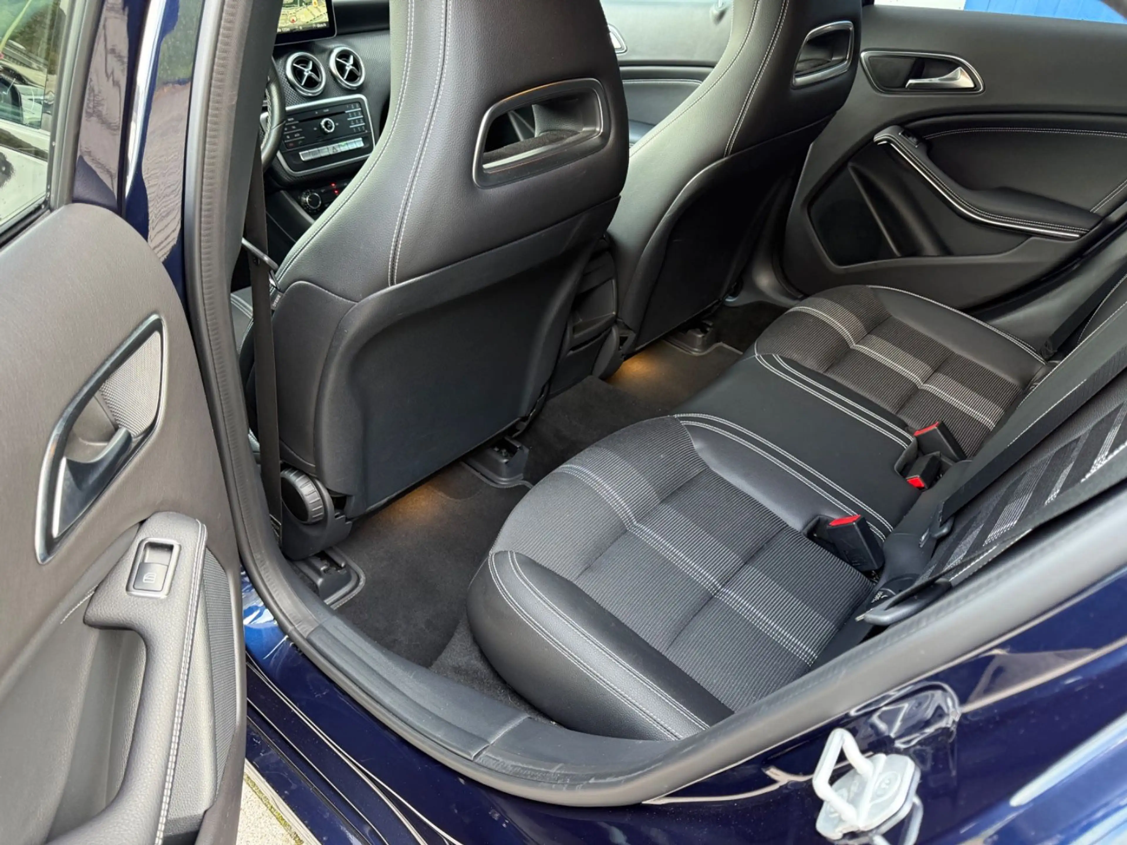 Mercedes-Benz A 250 Urban 7G-DCT/NAVI/LED/SHZ/NIGHT/AMBIENTE — photo 19