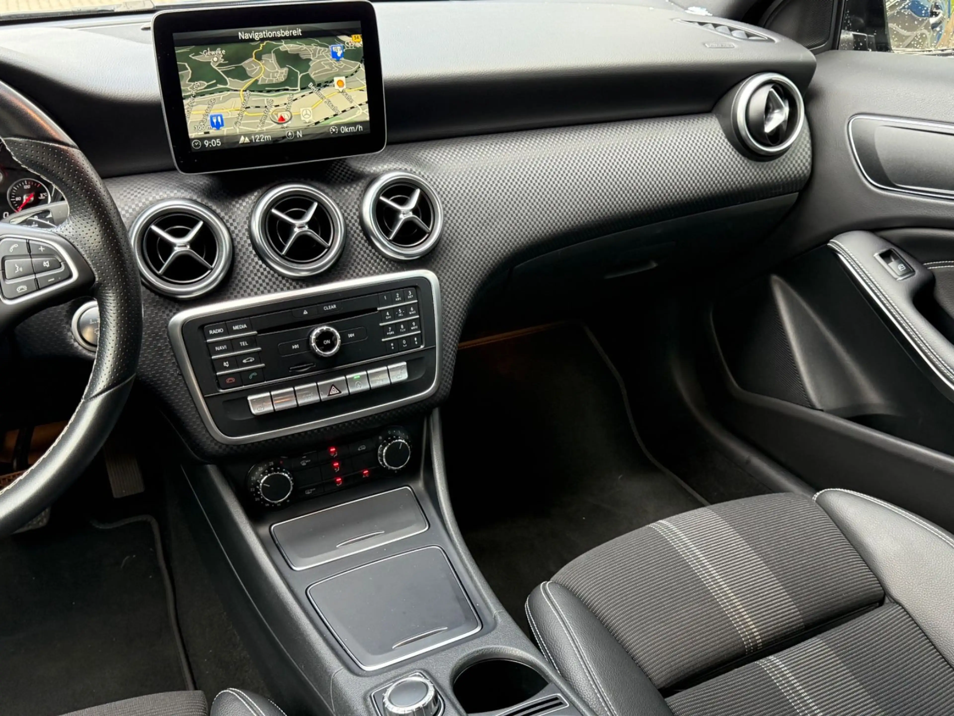 Mercedes-Benz A 250 Urban 7G-DCT/NAVI/LED/SHZ/NIGHT/AMBIENTE — photo 26