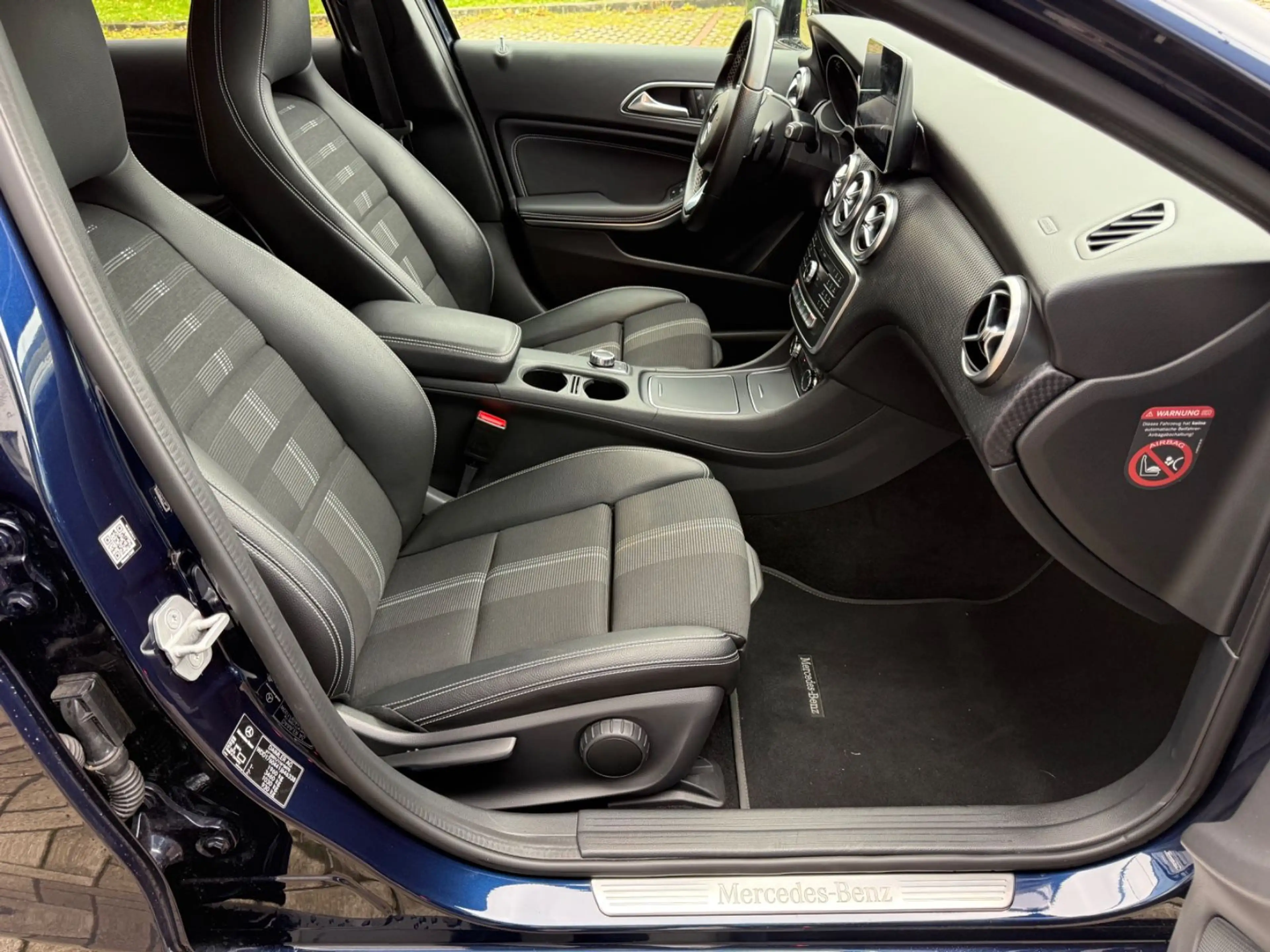 Mercedes-Benz A 250 Urban 7G-DCT/NAVI/LED/SHZ/NIGHT/AMBIENTE — photo 38