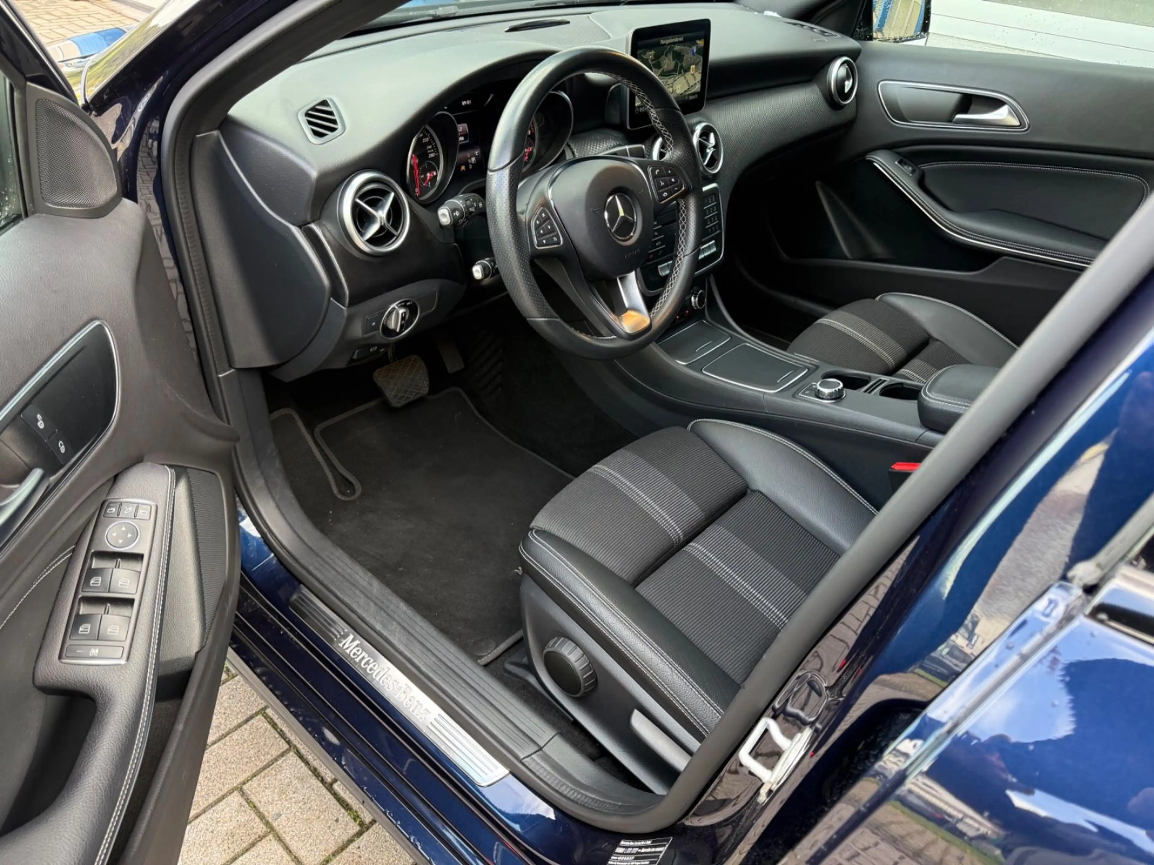 Mercedes-Benz A 250 Urban 7G-DCT/NAVI/LED/SHZ/NIGHT/AMBIENTE — photo 13