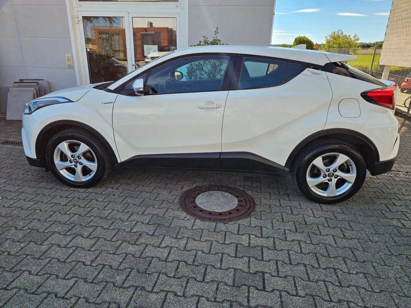 Toyota C-HR Flow*NAVI*ACC*R-KAMERA*SPURHALTE*TOTWINKEL Weiß - 1