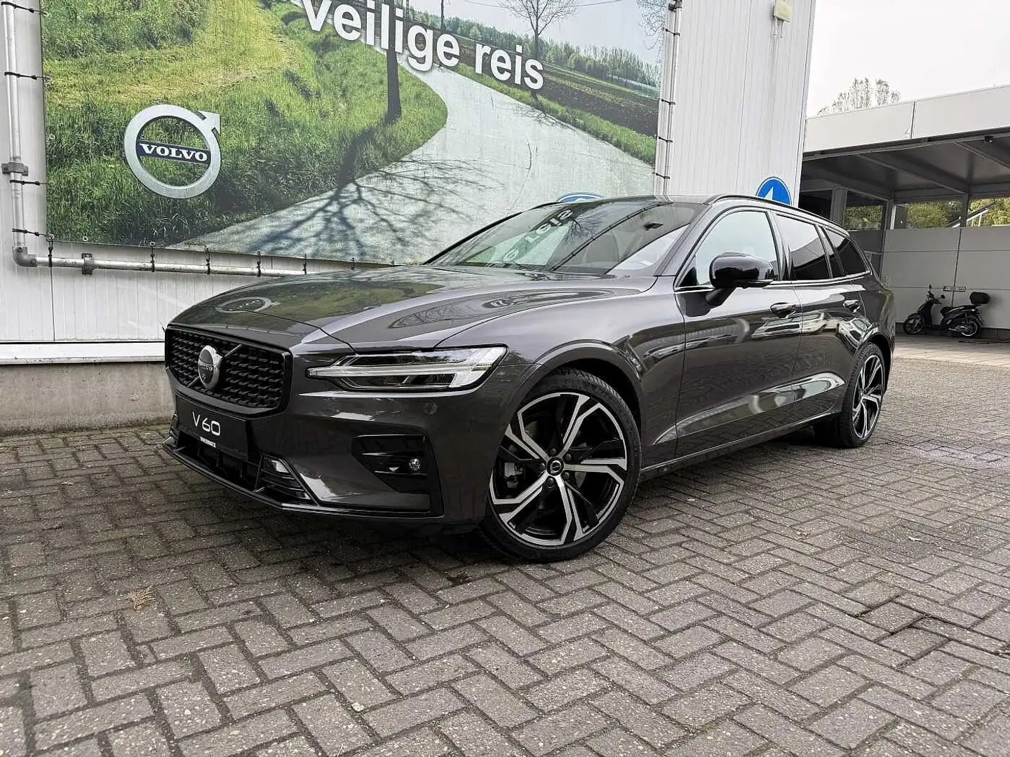 Volvo V60 B4 Mild hybrid Ultimate Dark Grijs - 1