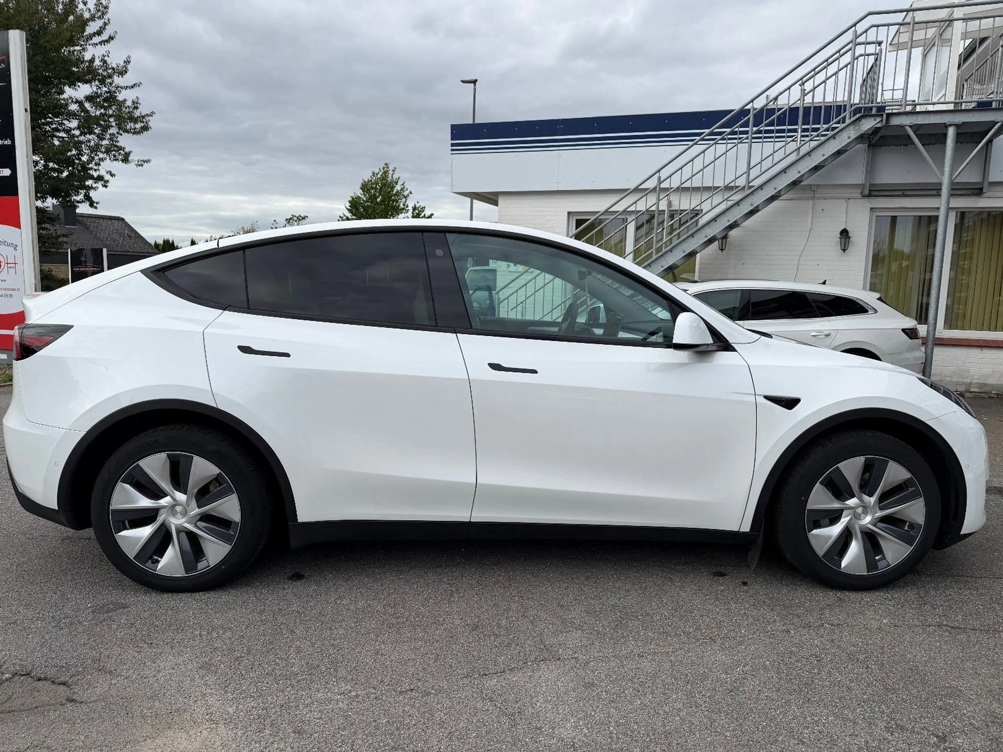 Tesla Model Y Long Range Dual AWD (Wärmepumpe-AHK) — photo 9
