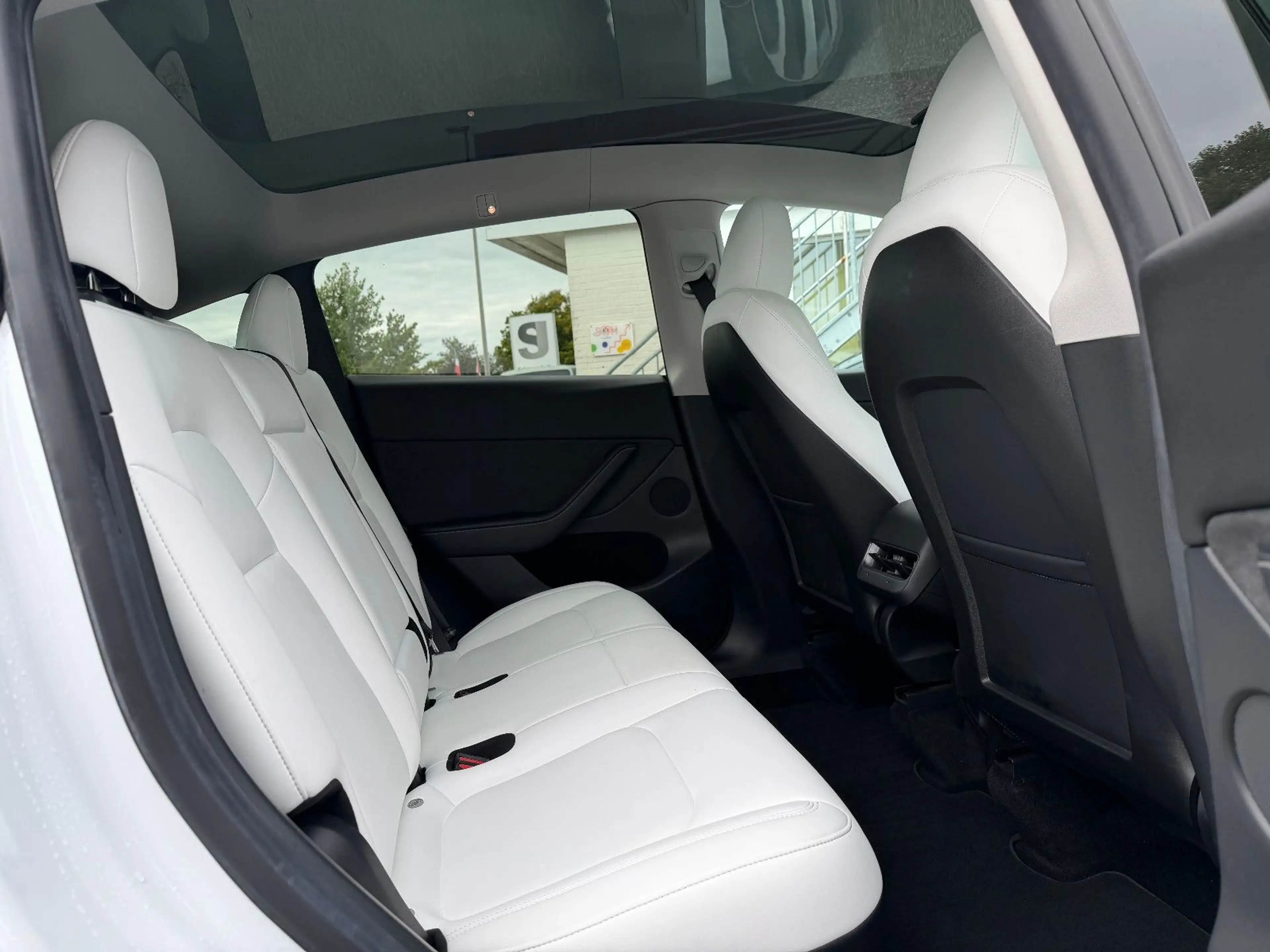 Tesla Model Y Long Range Dual AWD (Wärmepumpe-AHK) — photo 15