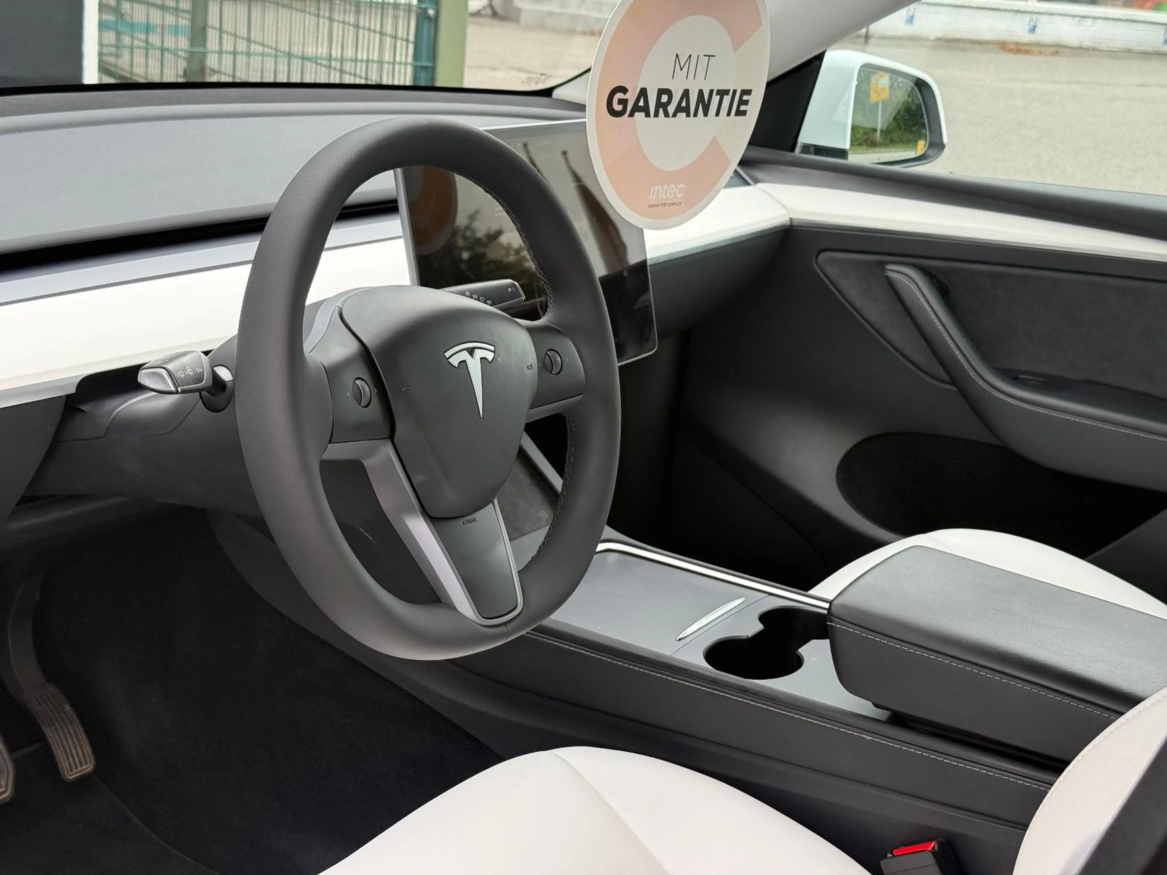 Tesla Model Y Long Range Dual AWD (Wärmepumpe-AHK) — photo 12